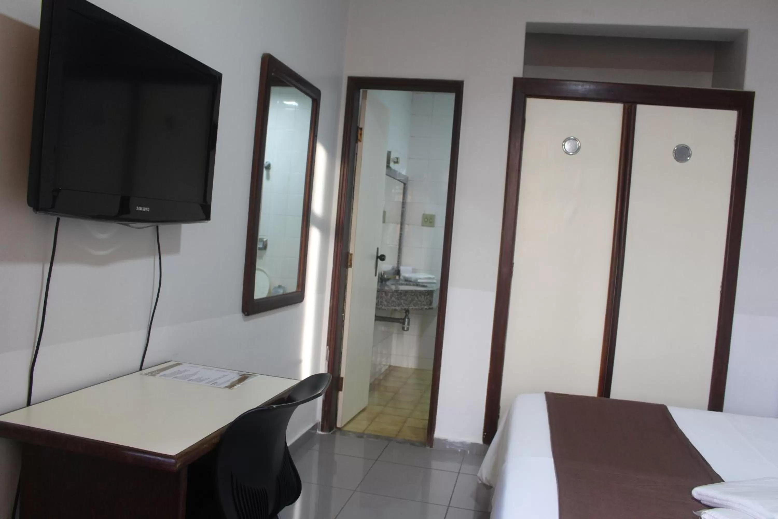 TV/Entertainment Center in Hotel Oscar Econômico