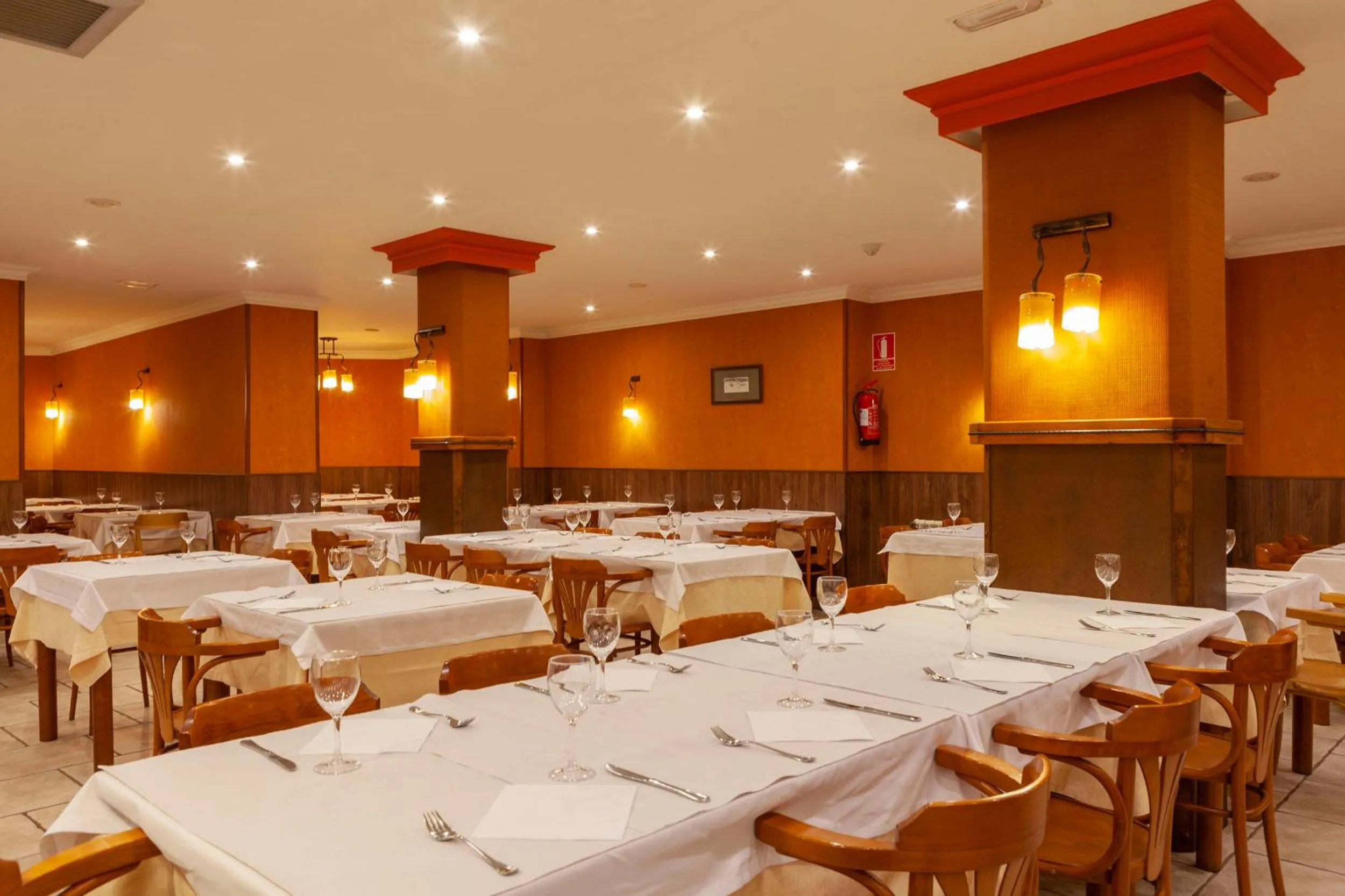 Restaurant/Places to Eat in Wuau! Hotel Segle XX