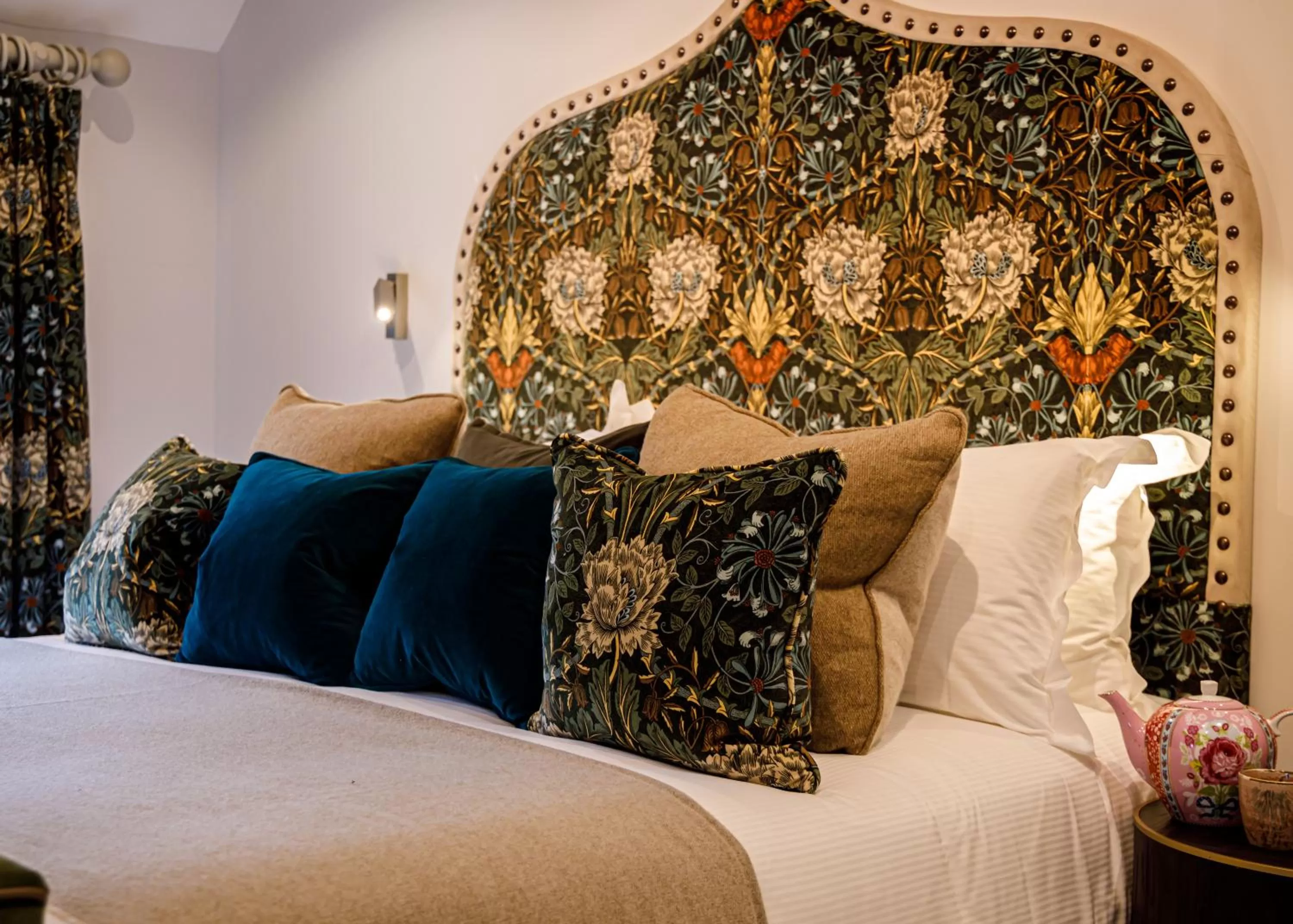 Bed in Great Fosters - Near Windsor