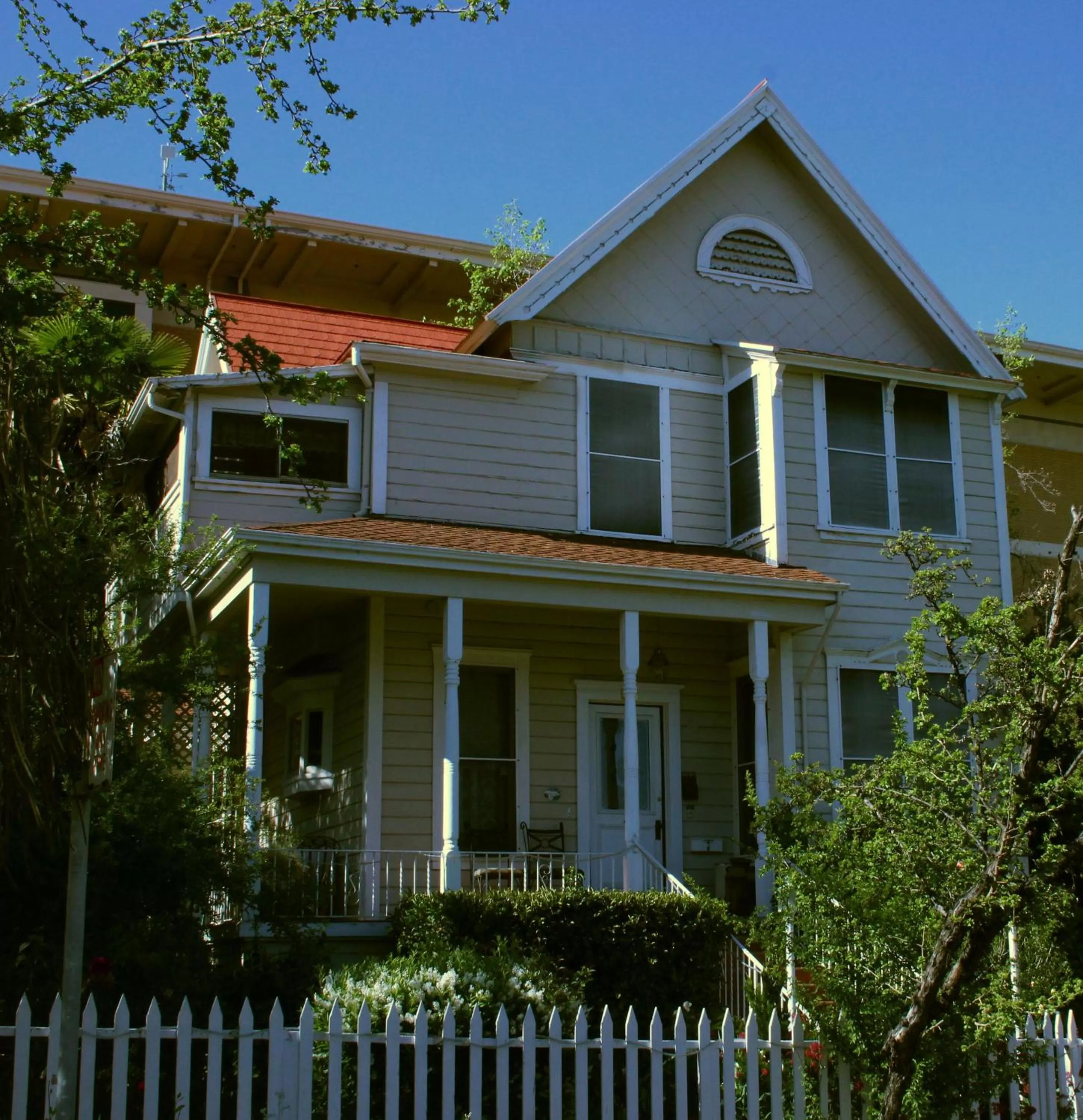 Property Building in Bradford Place Inn (California)