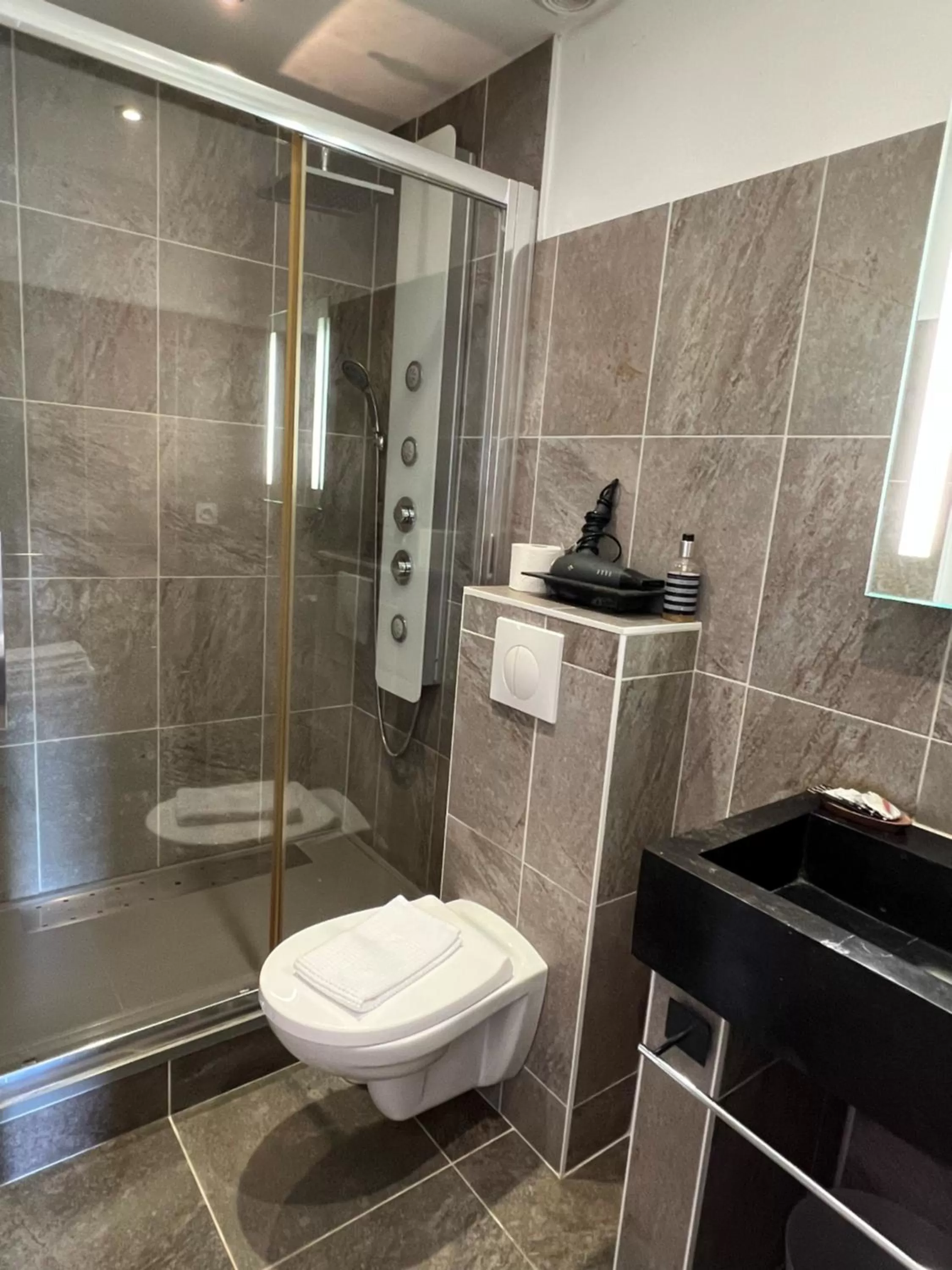 Shower in Chambres d'hôtes & Spa Les Perce Neige