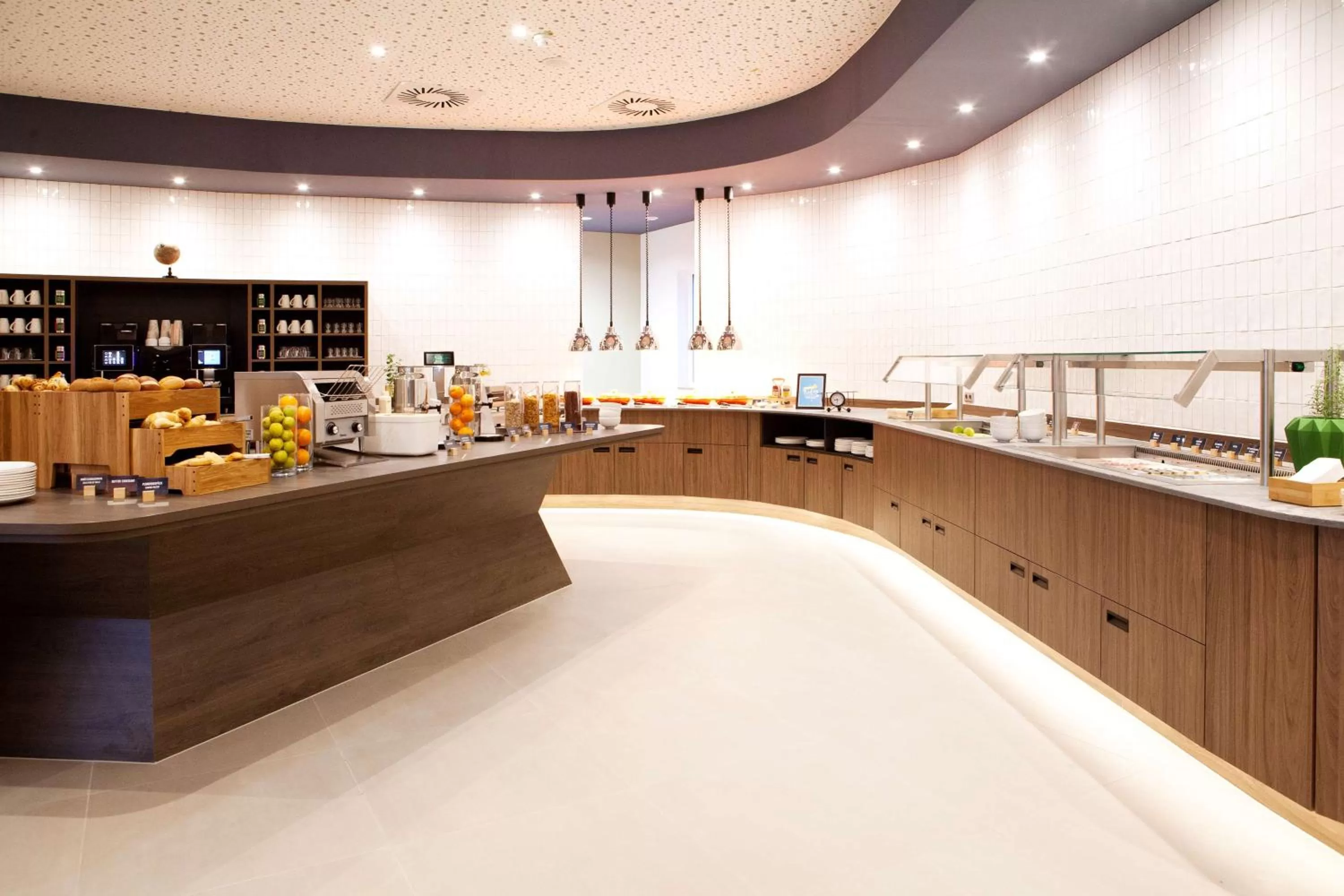 Lounge or bar in Hampton by Hilton Munich Airport South