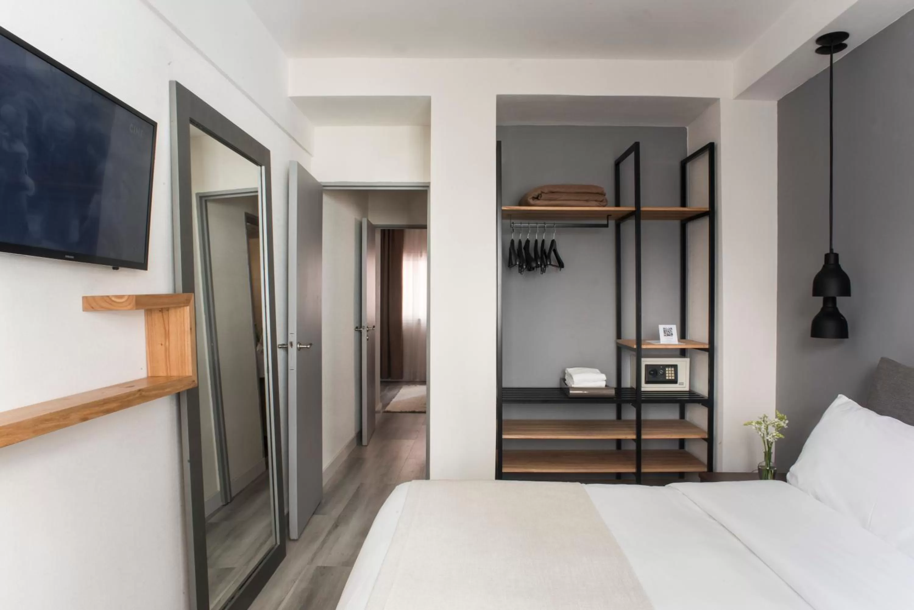 Photo of the whole room, Bed in Rochester Hotel M