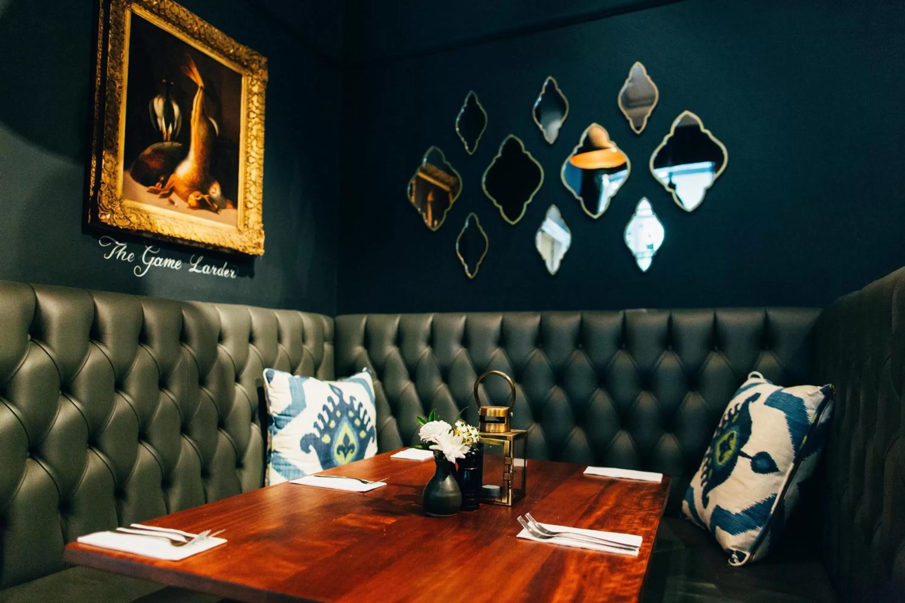 Restaurant/places to eat in Embankment Hotel