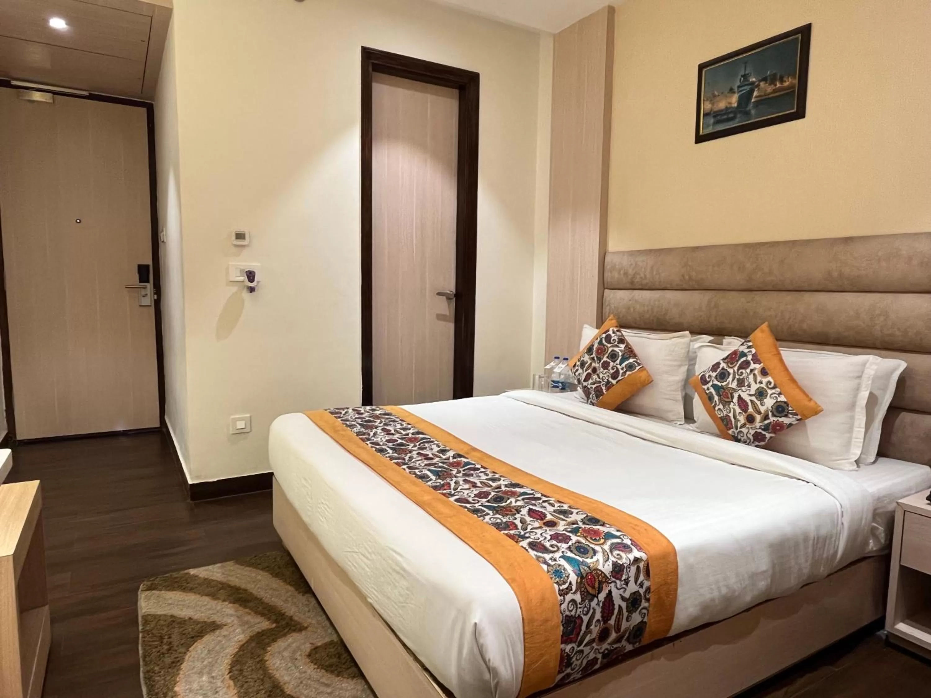 Photo of the whole room, Bed in RRV Hotel