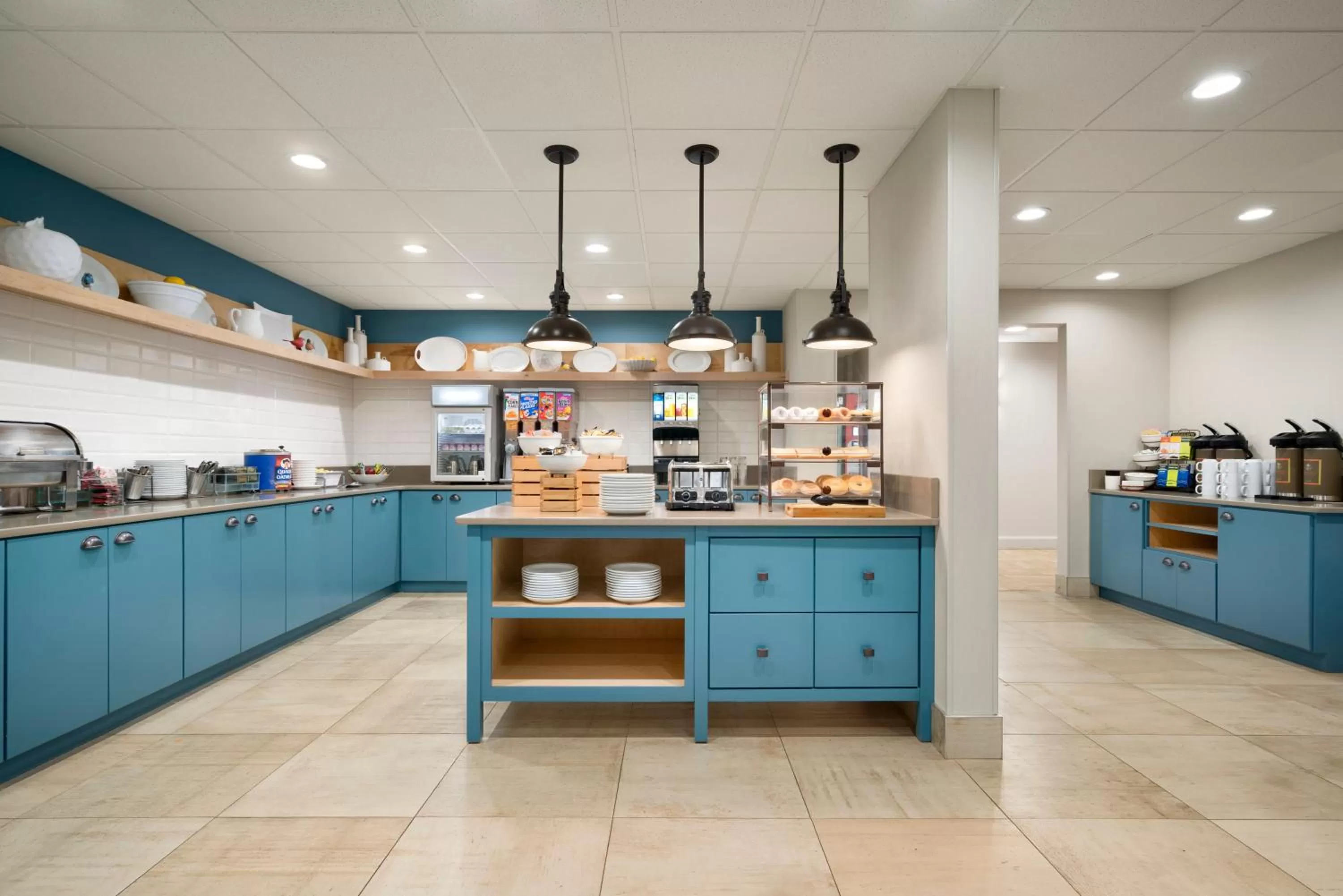 Food and drinks in Country Inn & Suites by Radisson, Williamsburg Historic Area, VA