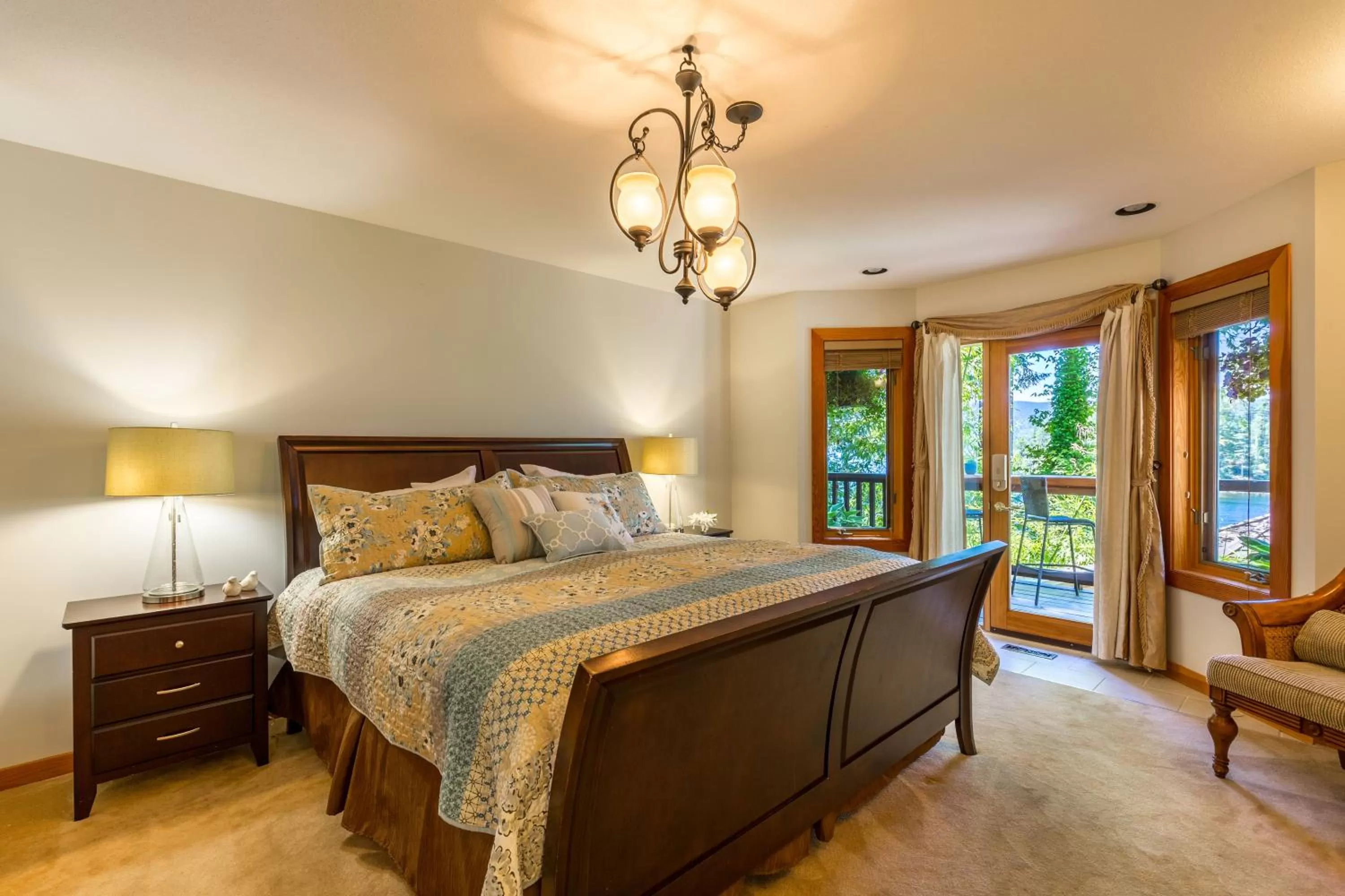 Bed in Tranquility Bay Waterfront Inn