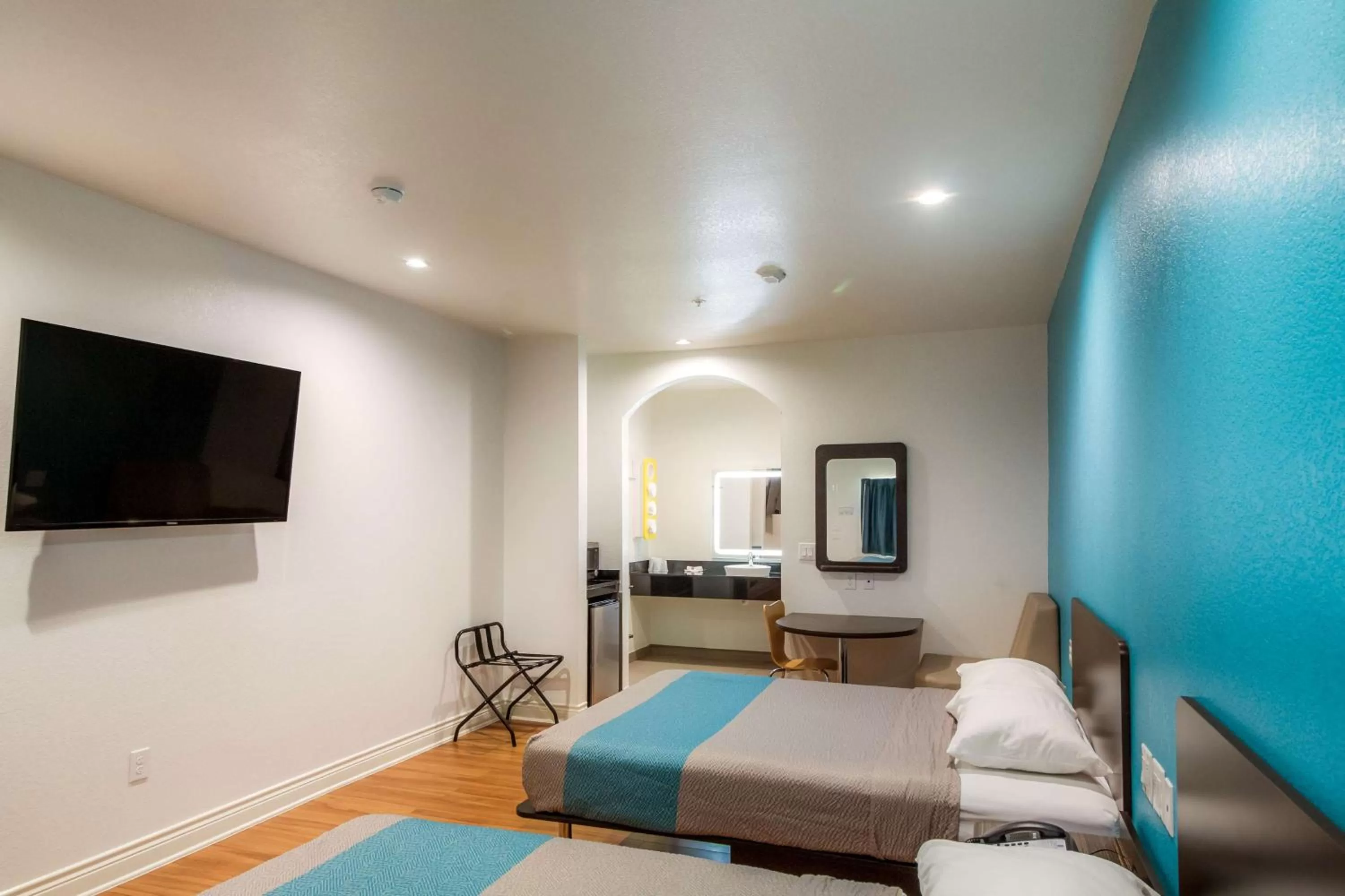 Photo of the whole room, Bed in Motel 6-Houston, TX - North