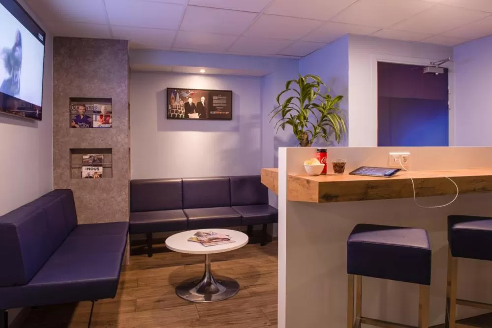 Communal lounge/ TV room in ibis budget Cannes Centre Ville