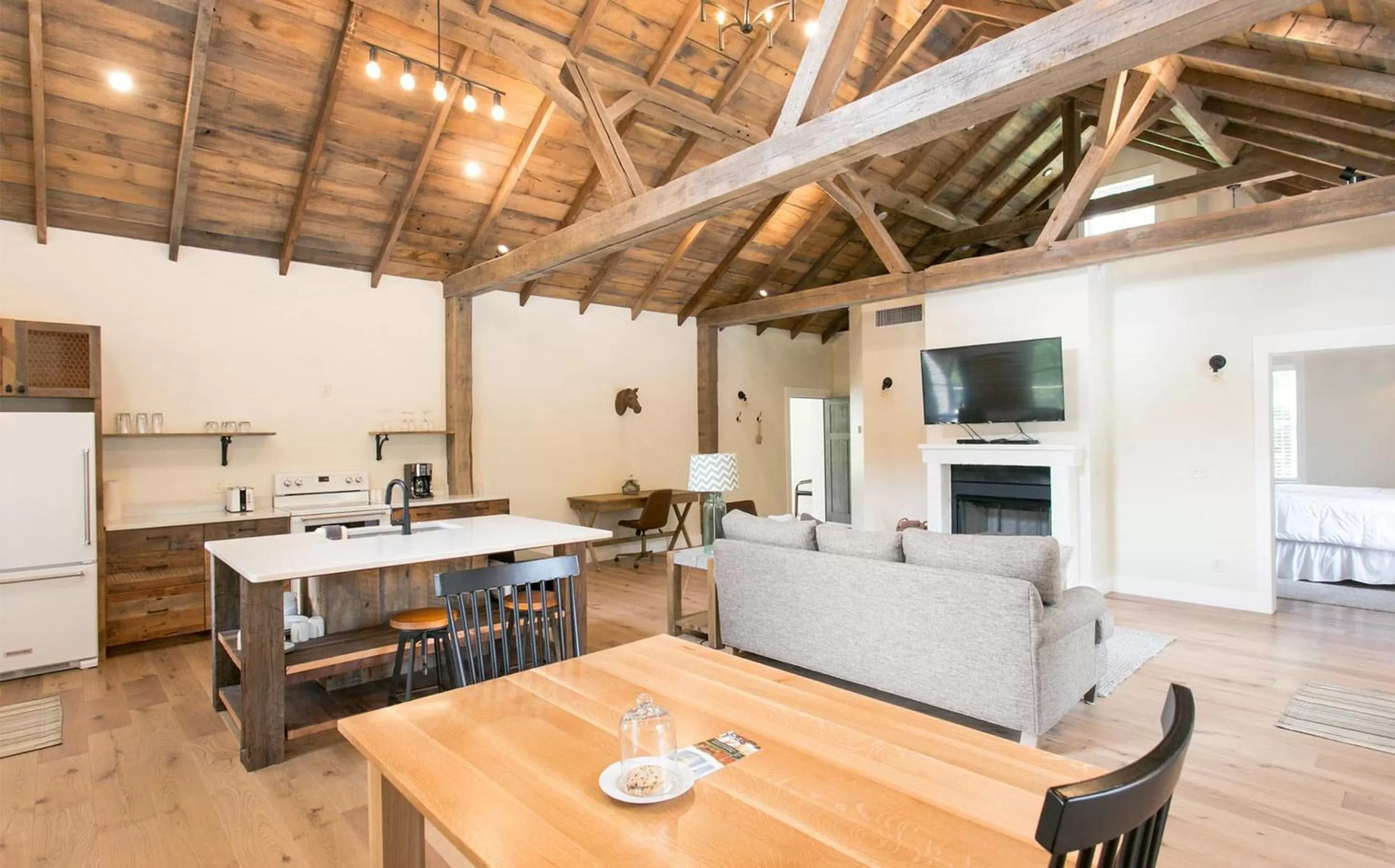 Kitchen or kitchenette, Dining Area in Farmhouse Suites by Amish Country Lodging