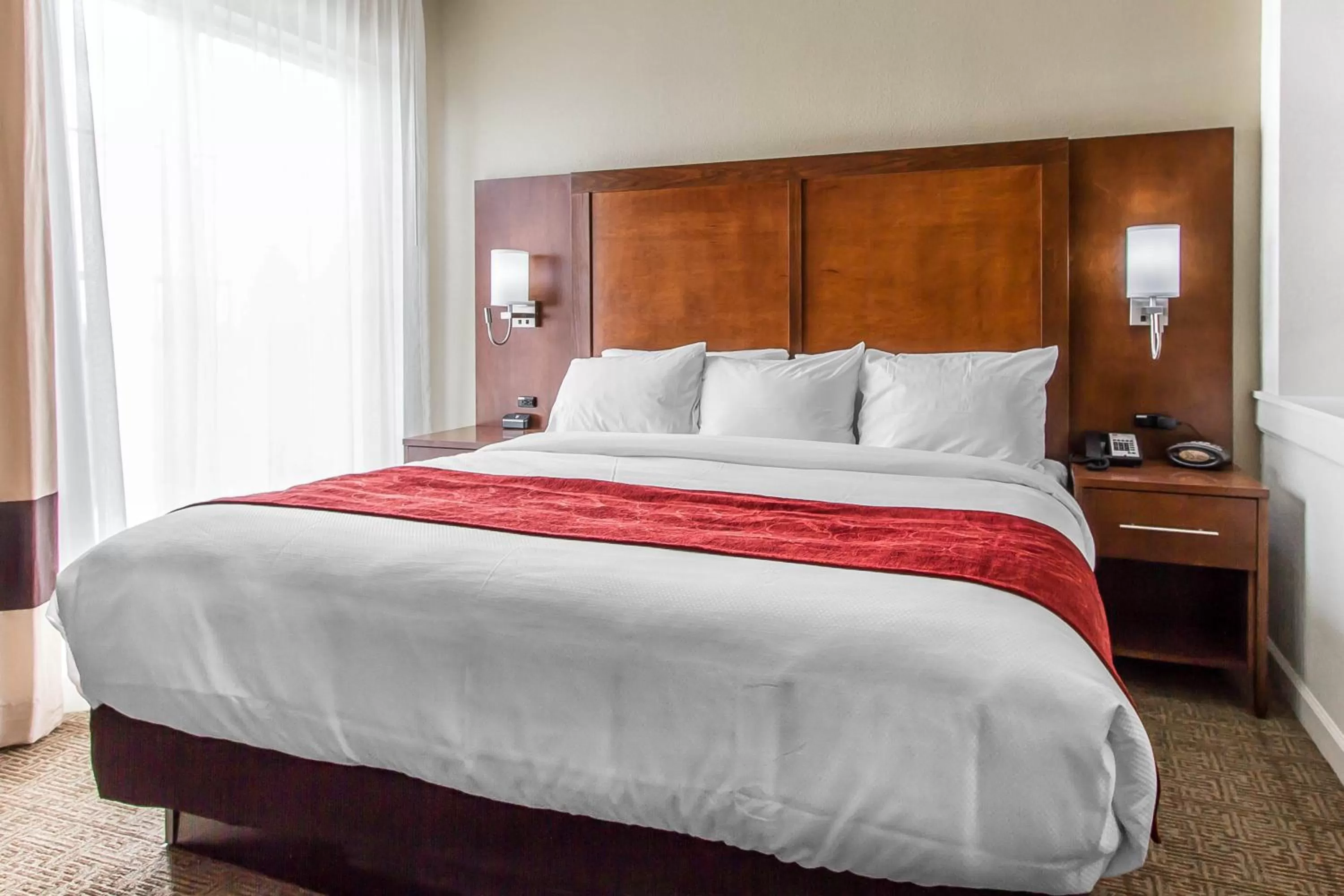 Photo of the whole room, Bed in Comfort Suites West Omaha