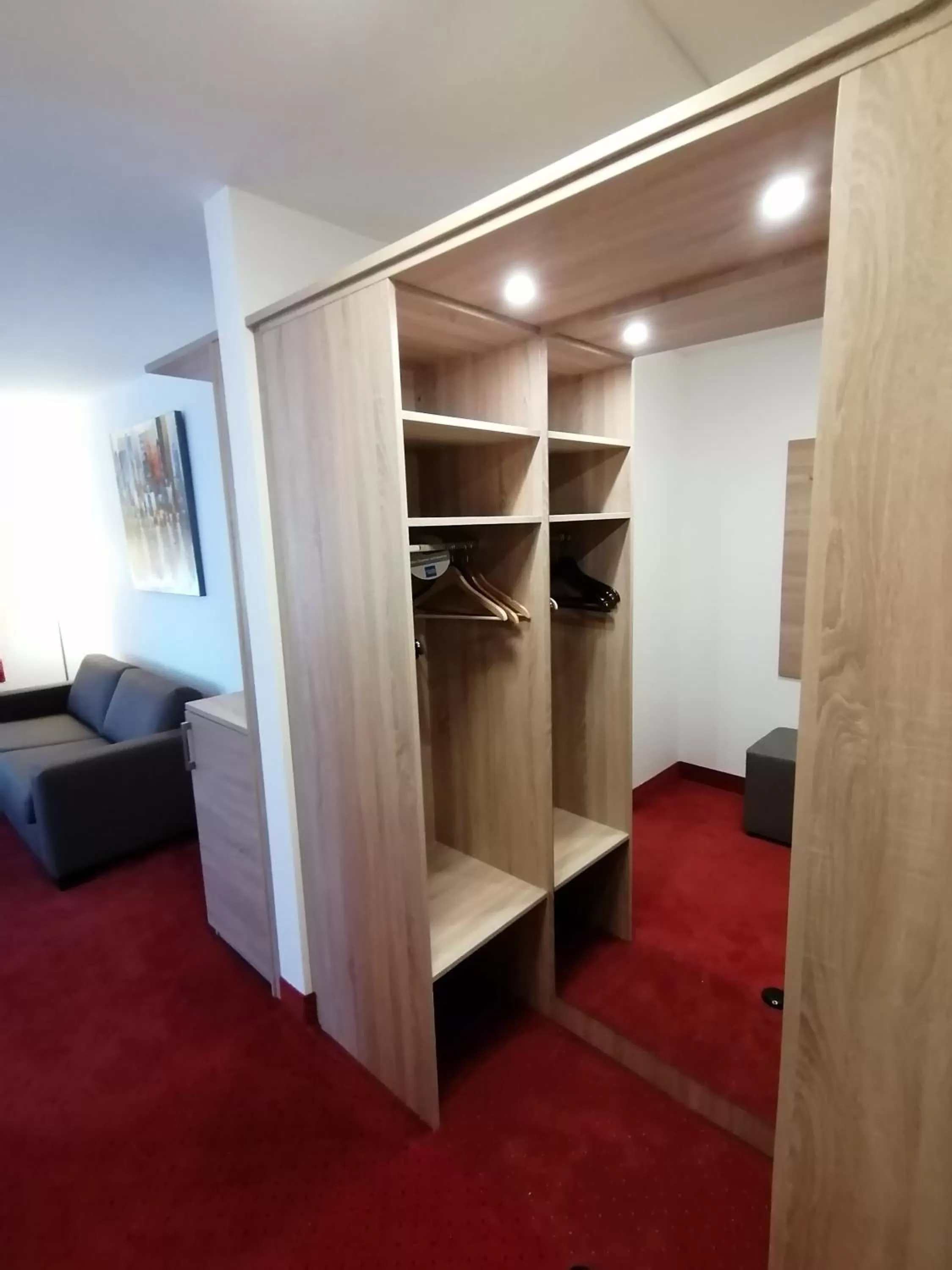 wardrobe, Bed in Montana Hotel Mönchengladbach