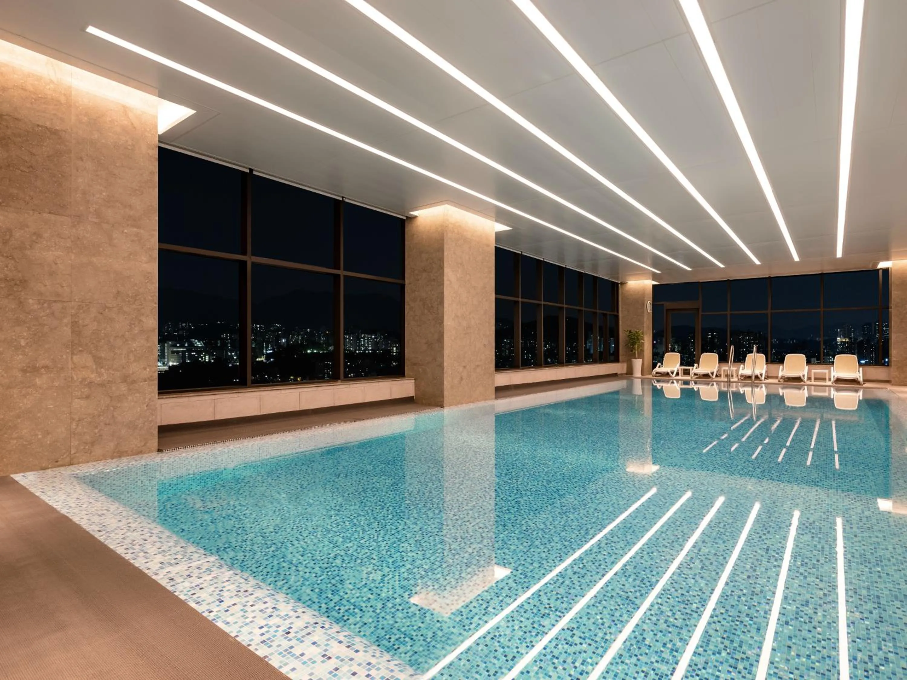 Swimming pool in Novotel Ambassador Seoul Yongsan