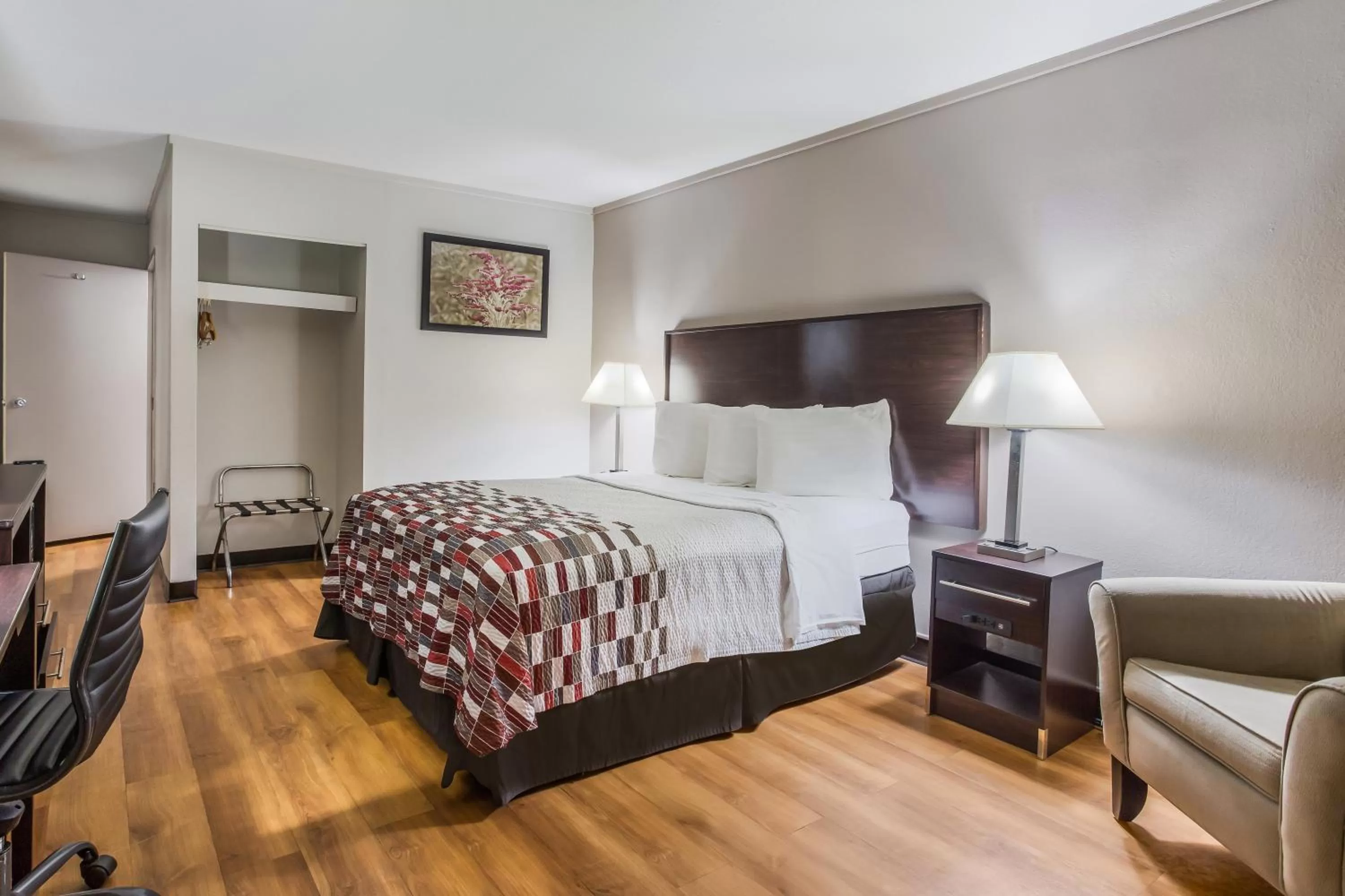 Photo of the whole room, Bed in Red Roof Inn Meridian