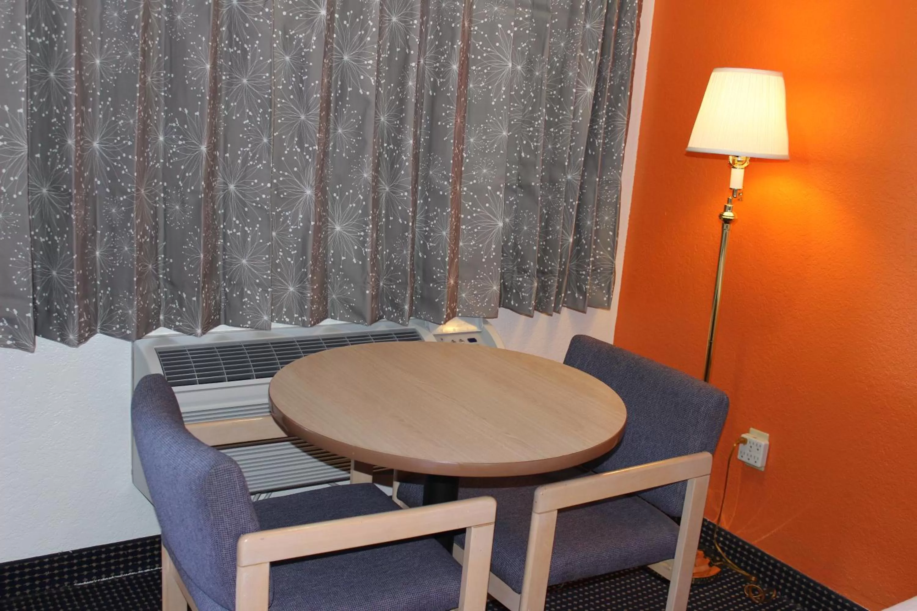 Seating area in Howard Johnson by Wyndham Holbrook