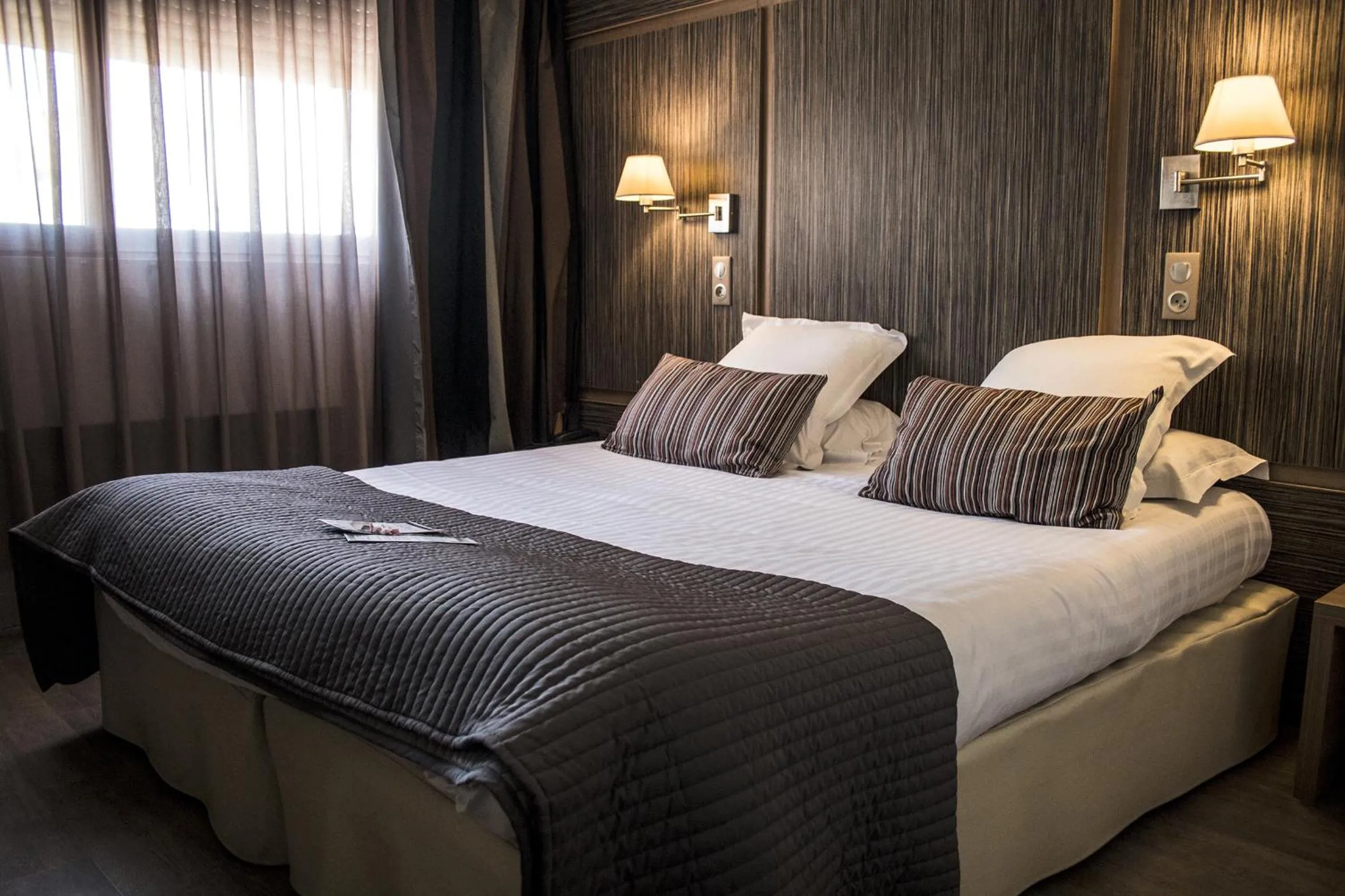 Bedroom, Bed in The Originals Boutique, Hôtel Neptune, Montpellier Sud