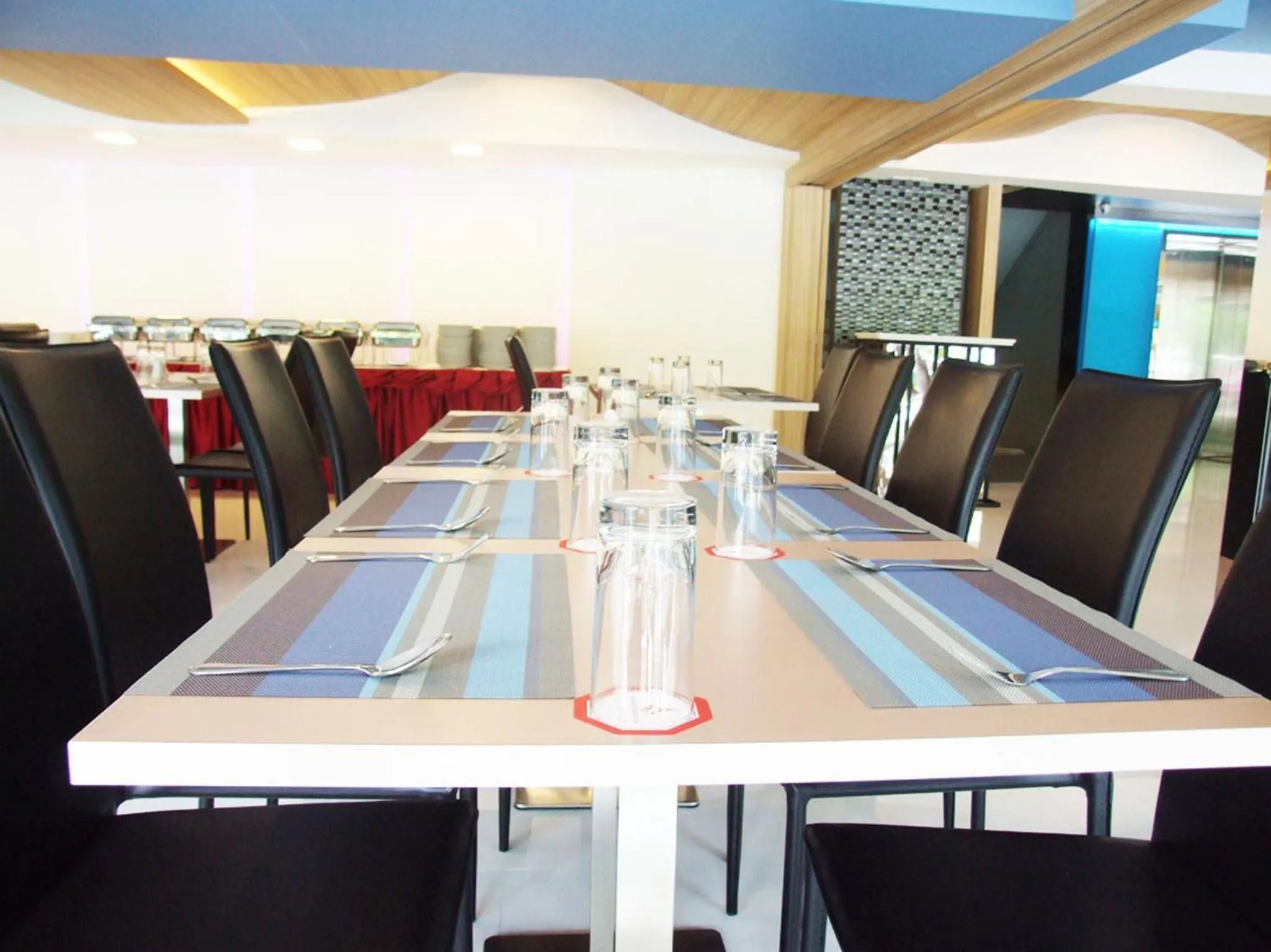 Restaurant/places to eat in Grand Tower Inn Sathorn Hotel