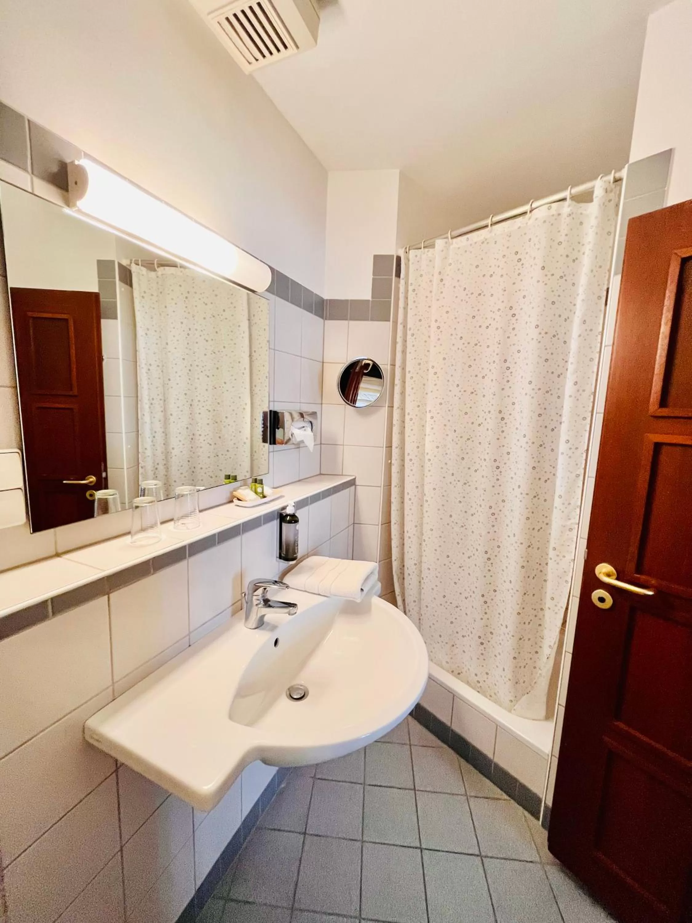 Shower in Hotel Hoepfner Burghof