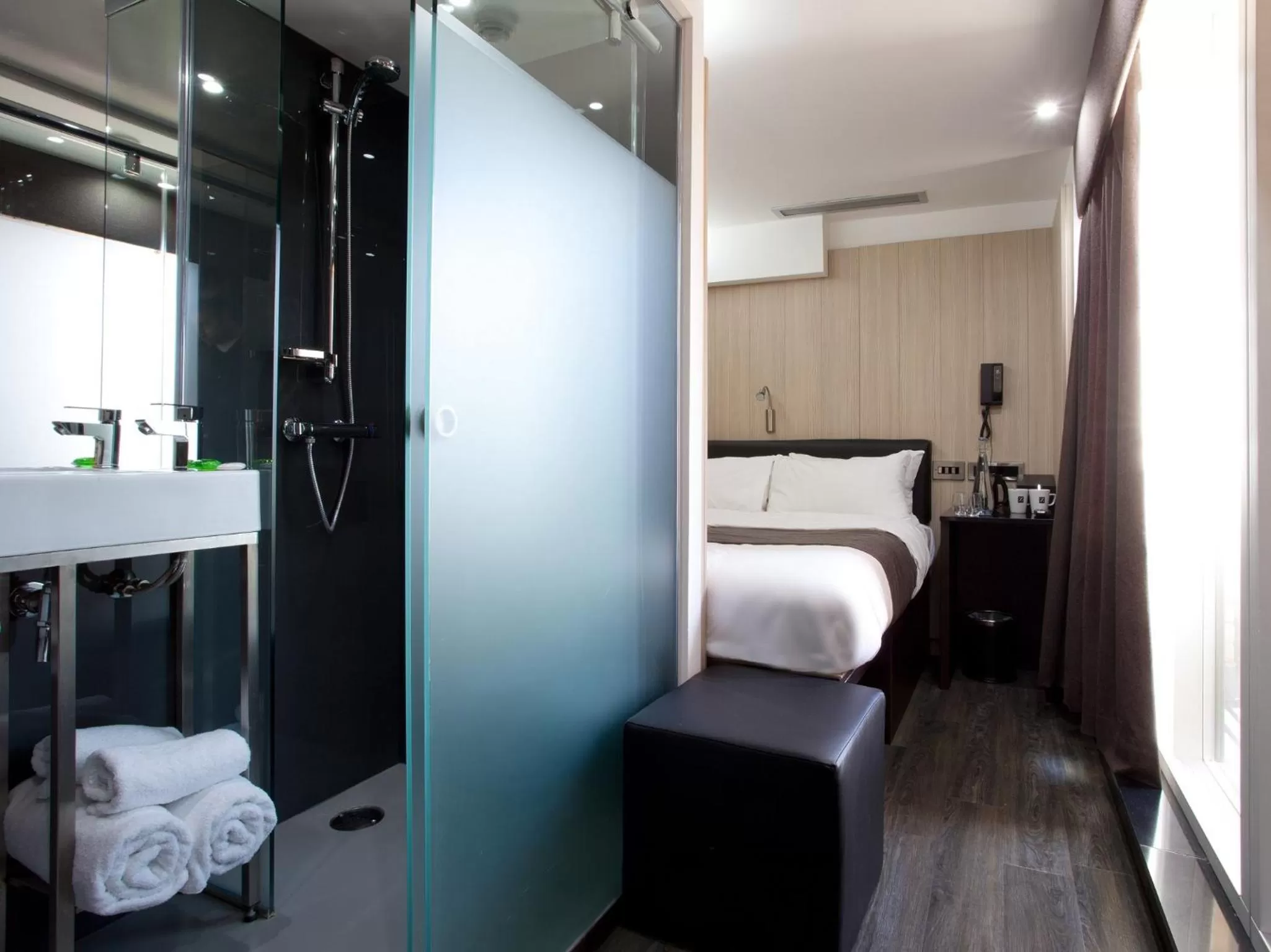 Bathroom, Bed in The Z Hotel Soho