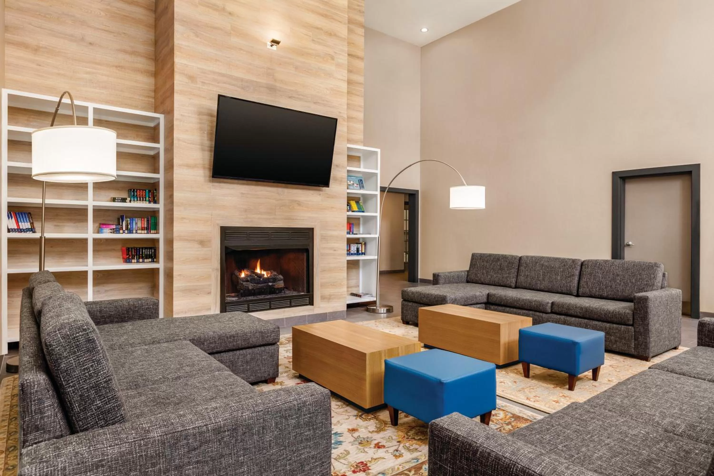 Communal lounge/ TV room in Country Inn & Suites by Radisson, Beaufort West, SC