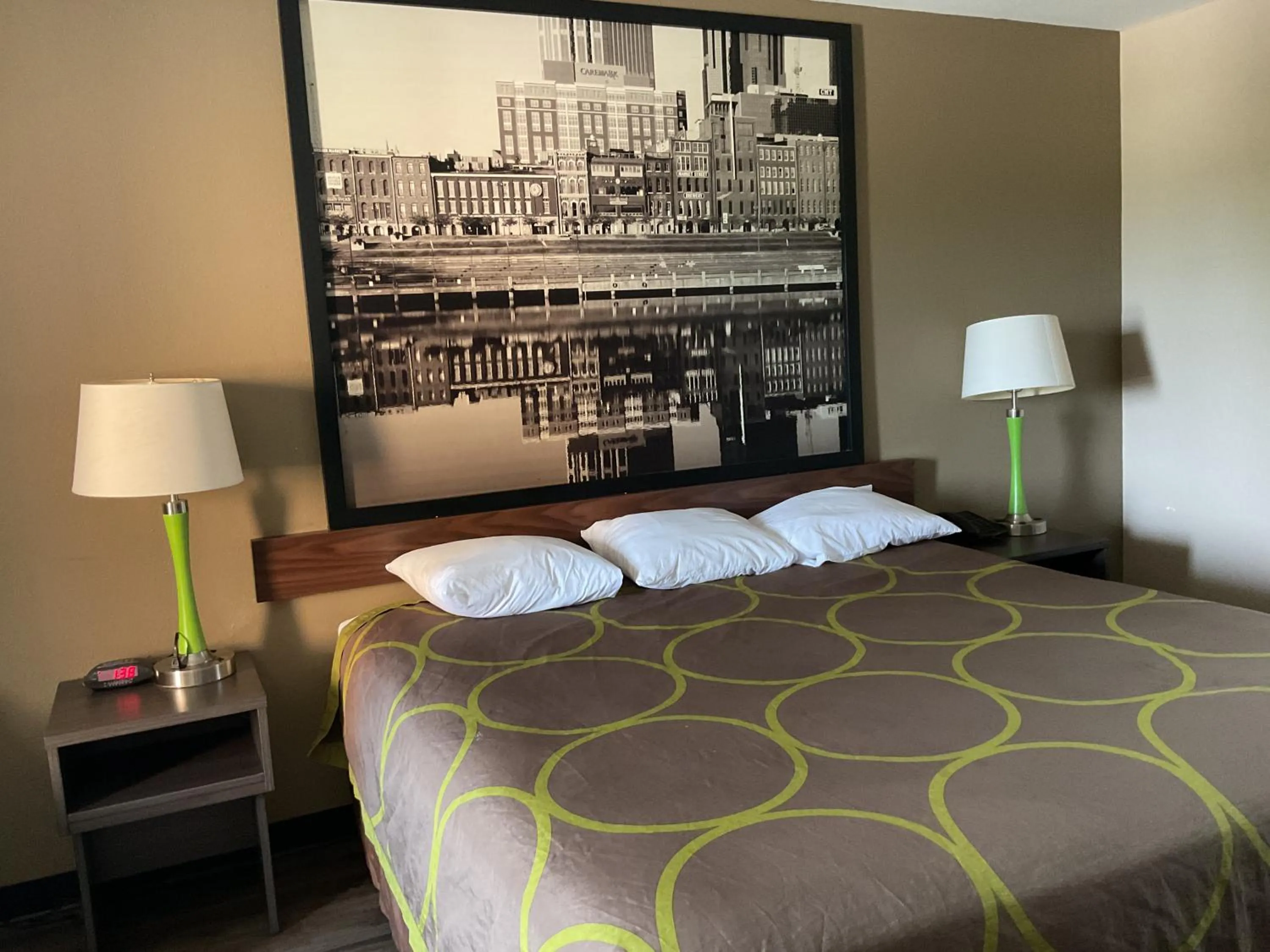 Bed in Super 8 by Wyndham Chattanooga/East Ridge