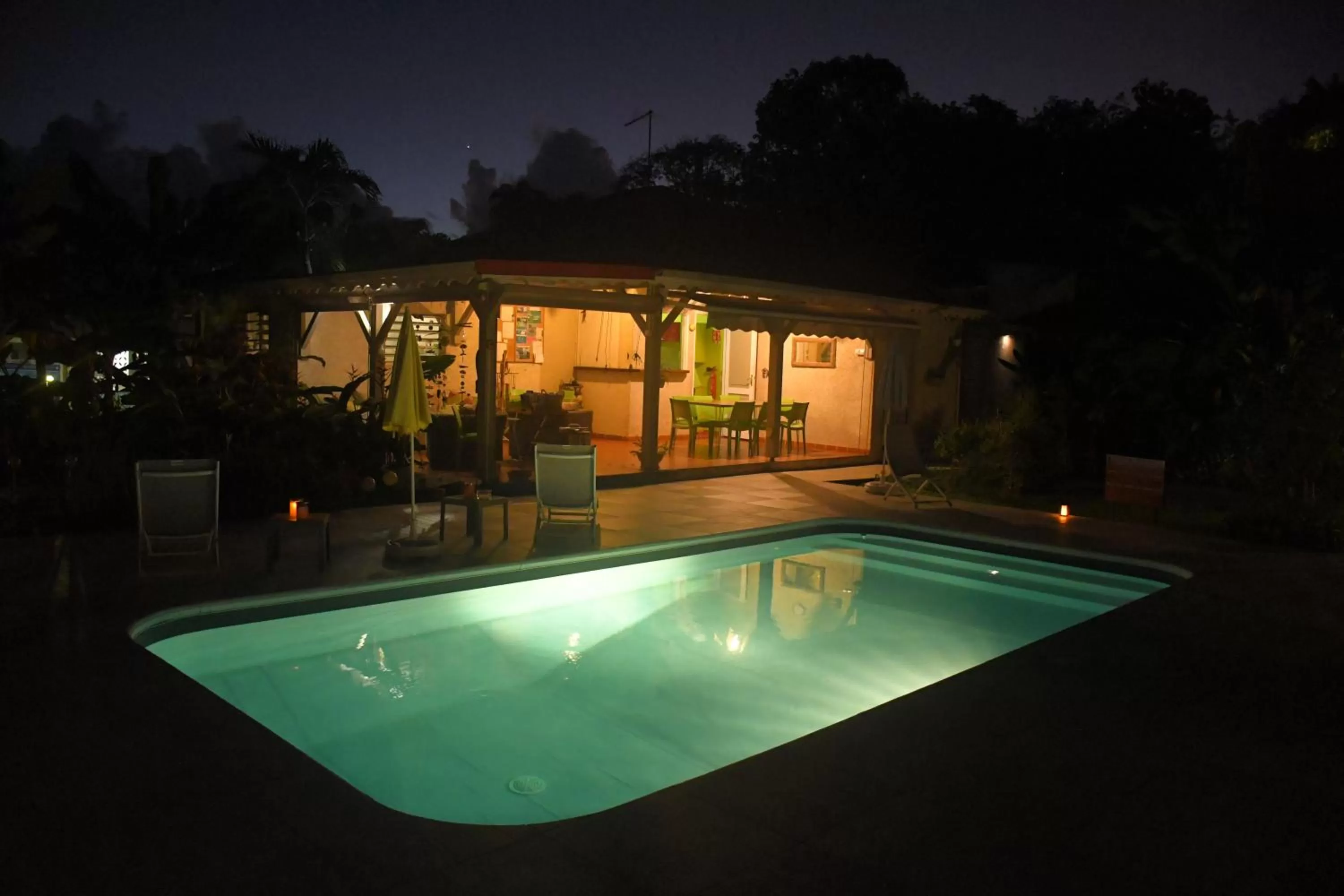 Night in Hôtel Les Bananiers