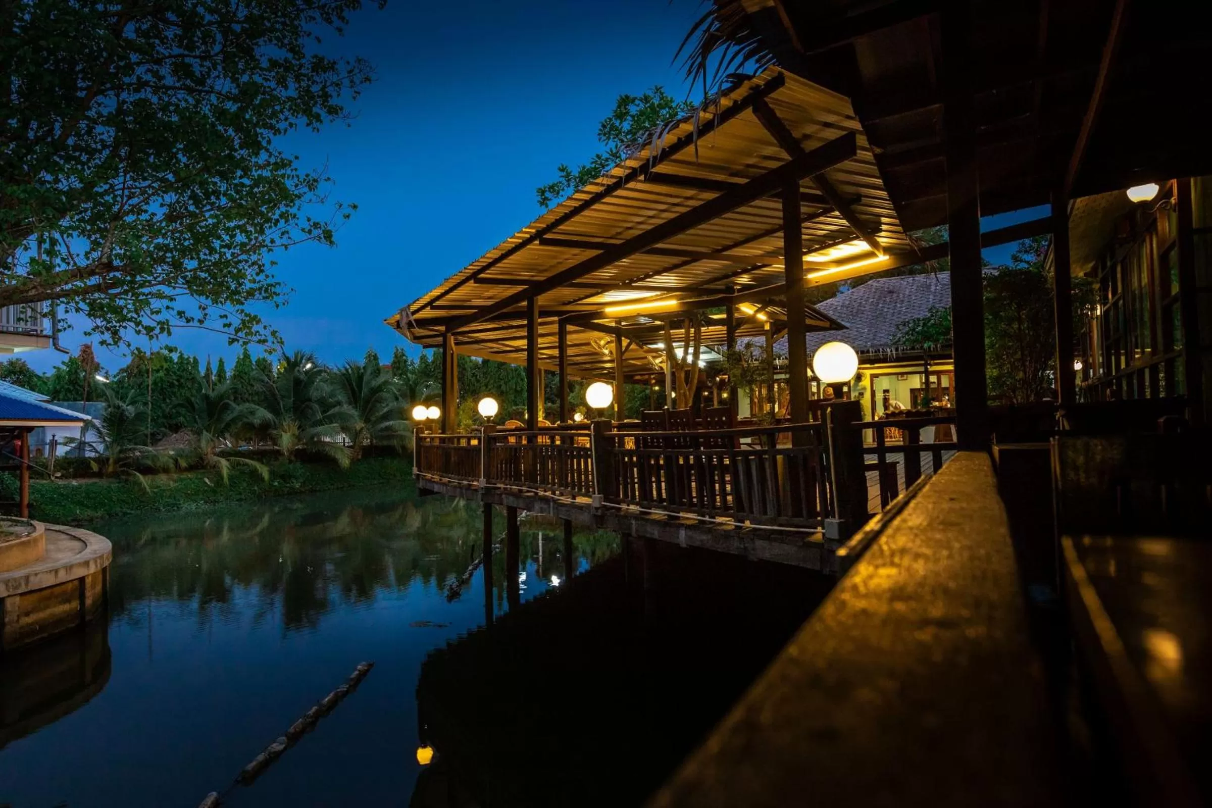 Restaurant/places to eat in Maikaew Damnoen Resort