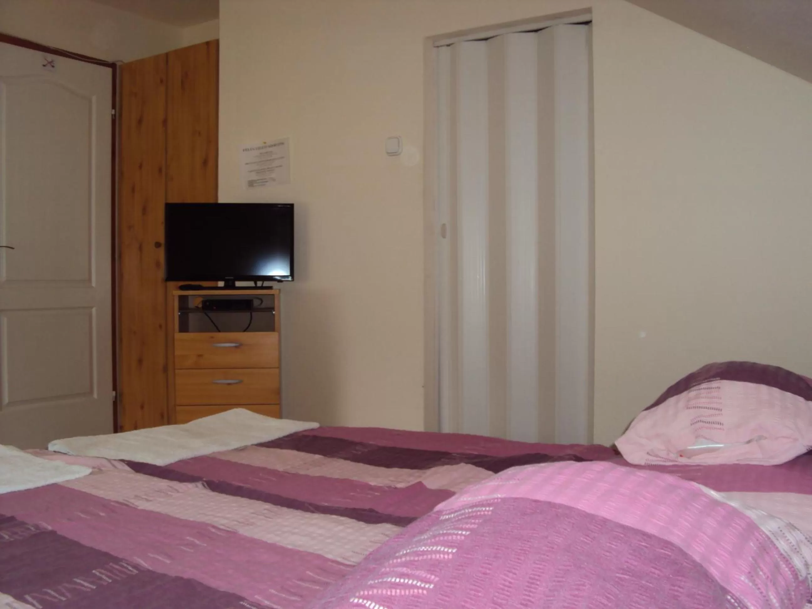 Bed in Lila Akác Vendégház Esztergom