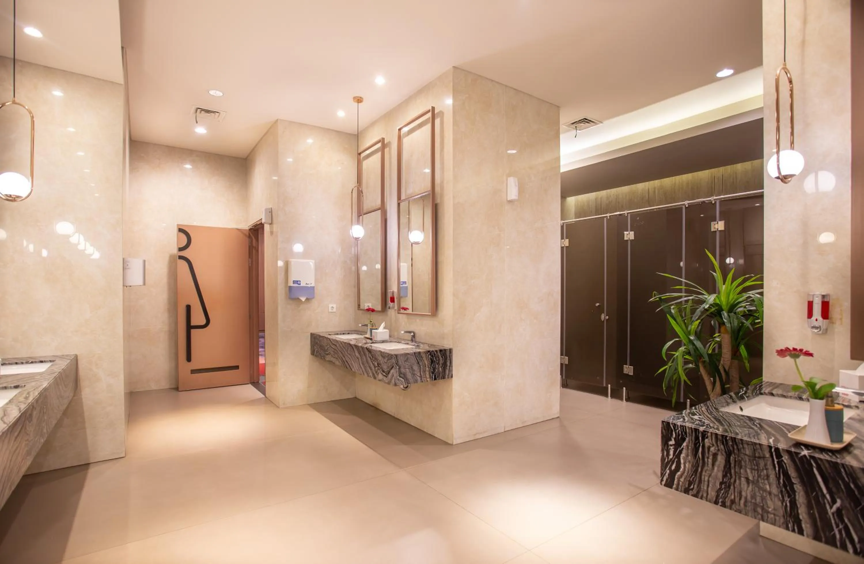 Toilet in HARRIS Hotel & Conventions Gubeng