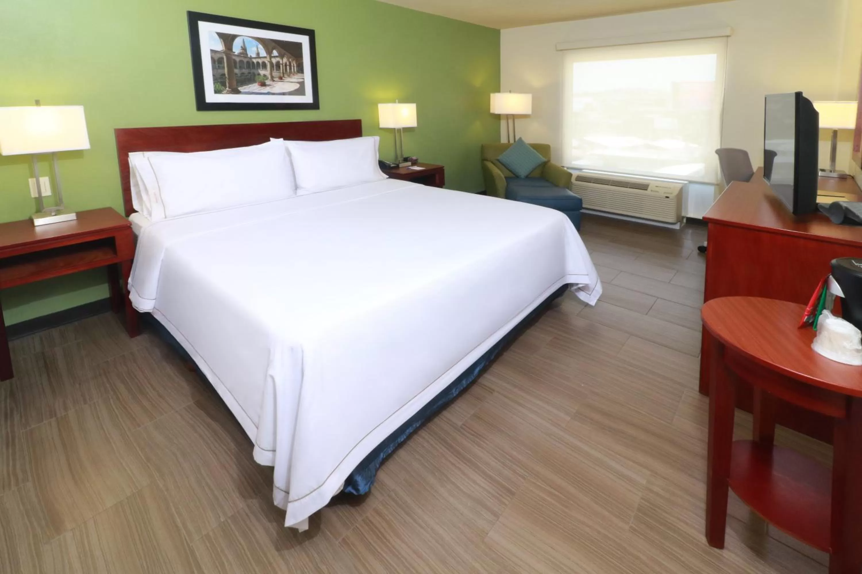 Photo of the whole room, Bed in Holiday Inn Express Guadalajara Aeropuerto by IHG