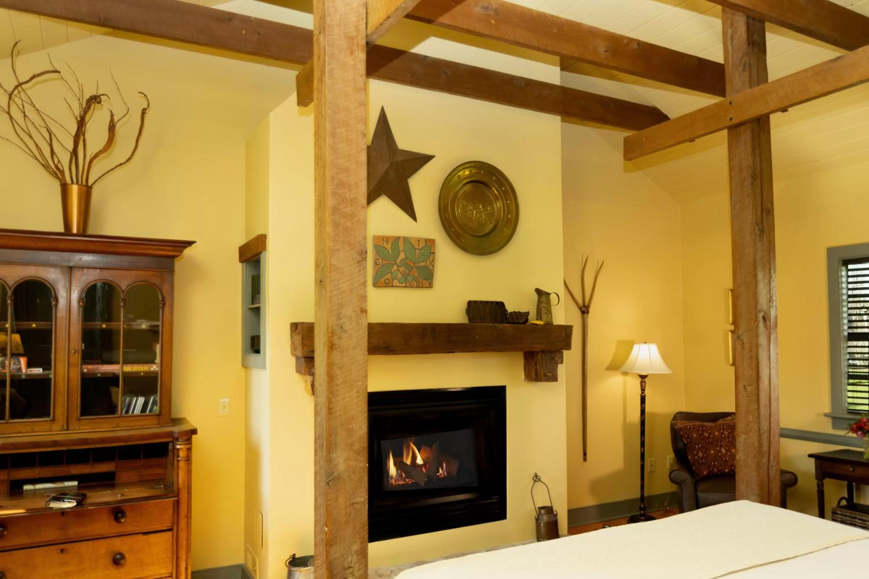 flat iron, TV/Entertainment Center in Woolverton Inn