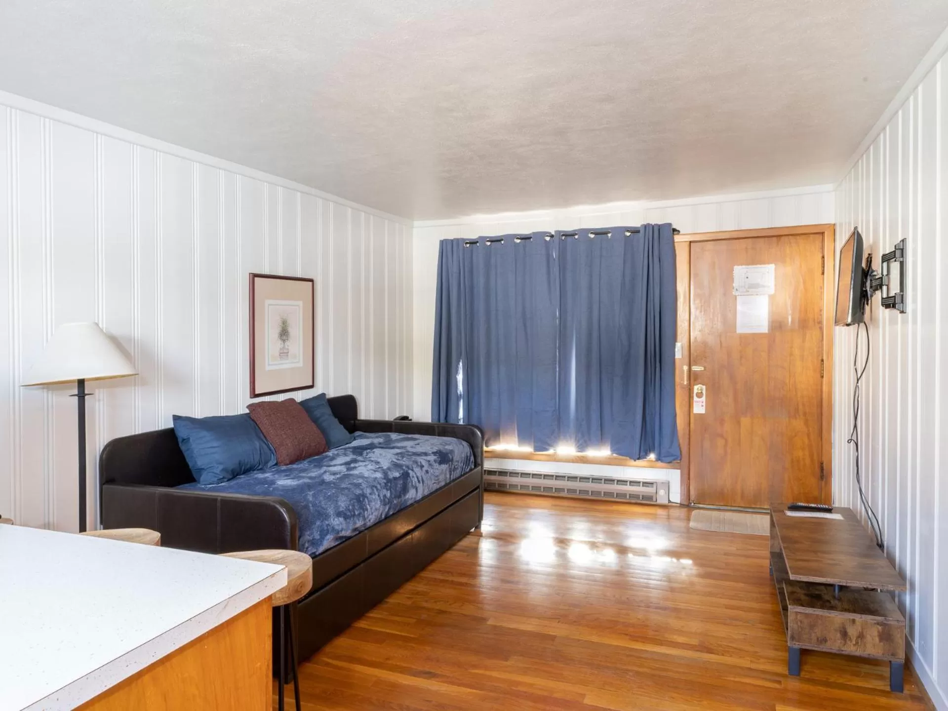 Living room, Bed in Siesta Motel Colfax WA