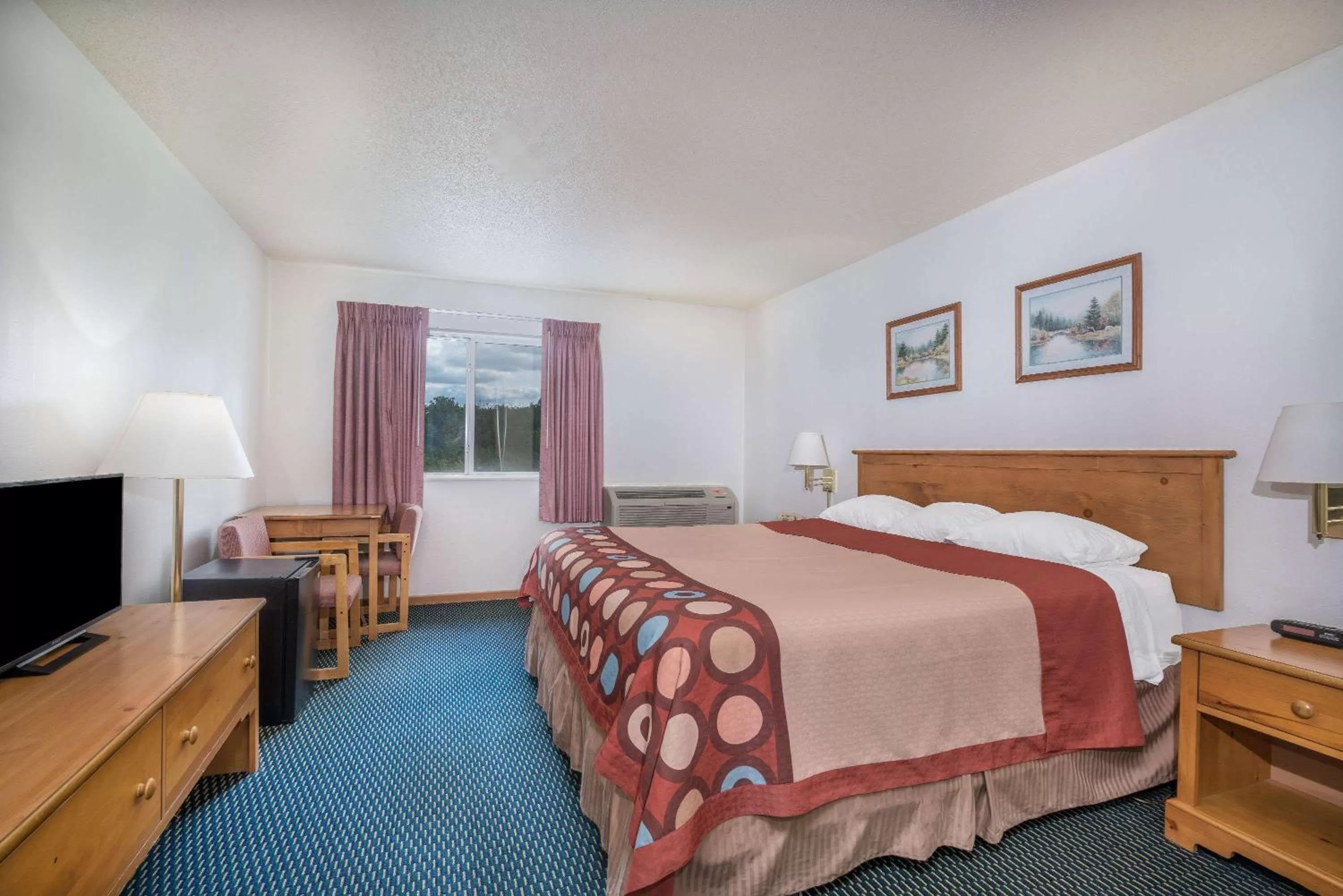 Photo of the whole room, Bed in Super 8 by Wyndham Phillips