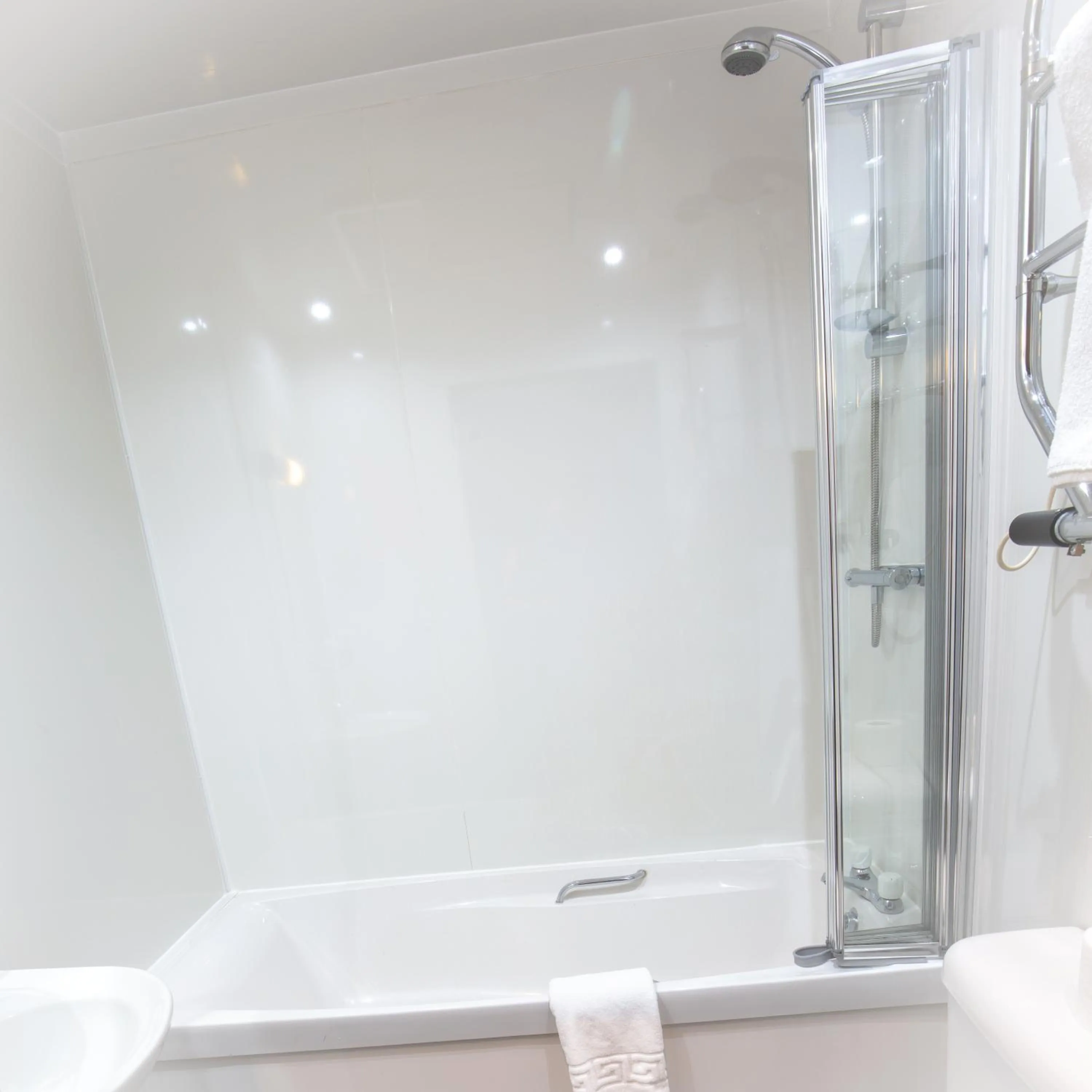 Bathroom in Devoncove Hotel Glasgow