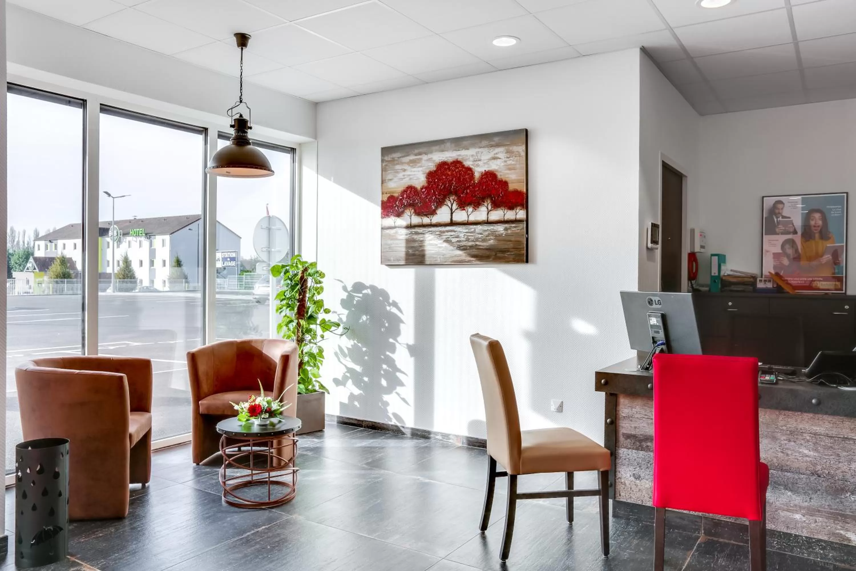 Lobby or reception in The Originals City, Hôtel Caen Mémorial