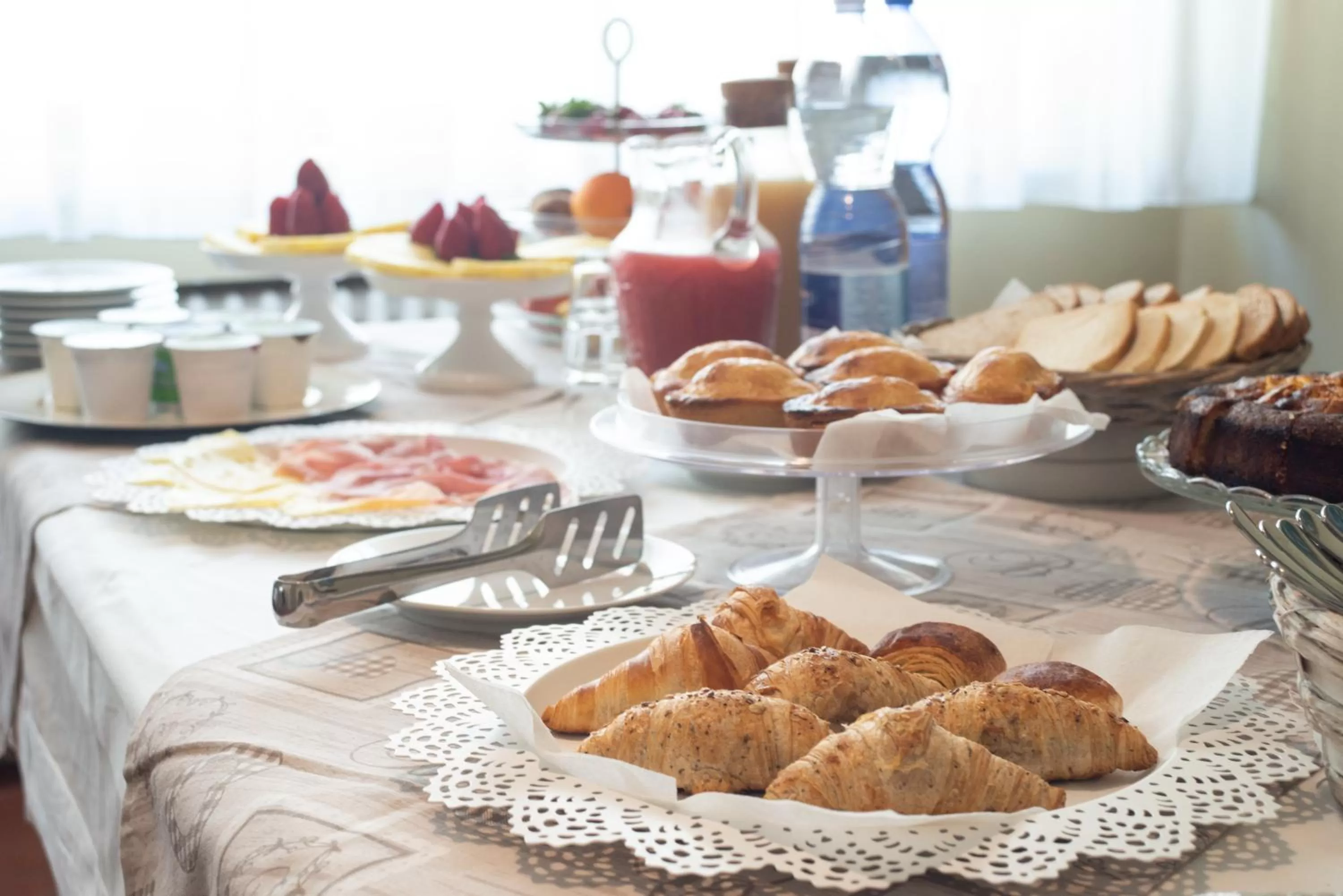 Buffet breakfast in Villa Domus Salento Suites & Rooms con parcheggio privato in loco