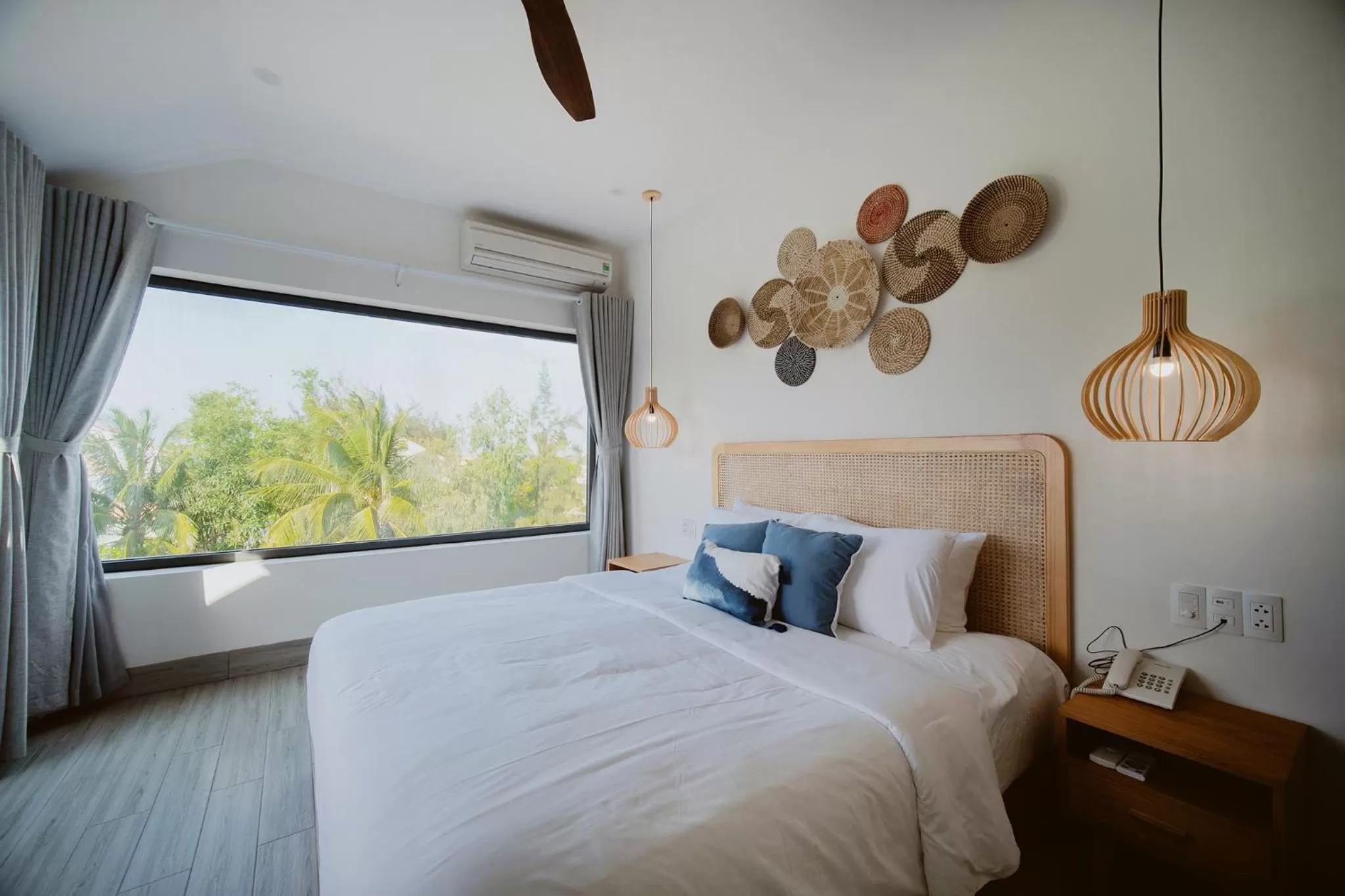 Sea view, Bed in The Watermark Beachside Hotel