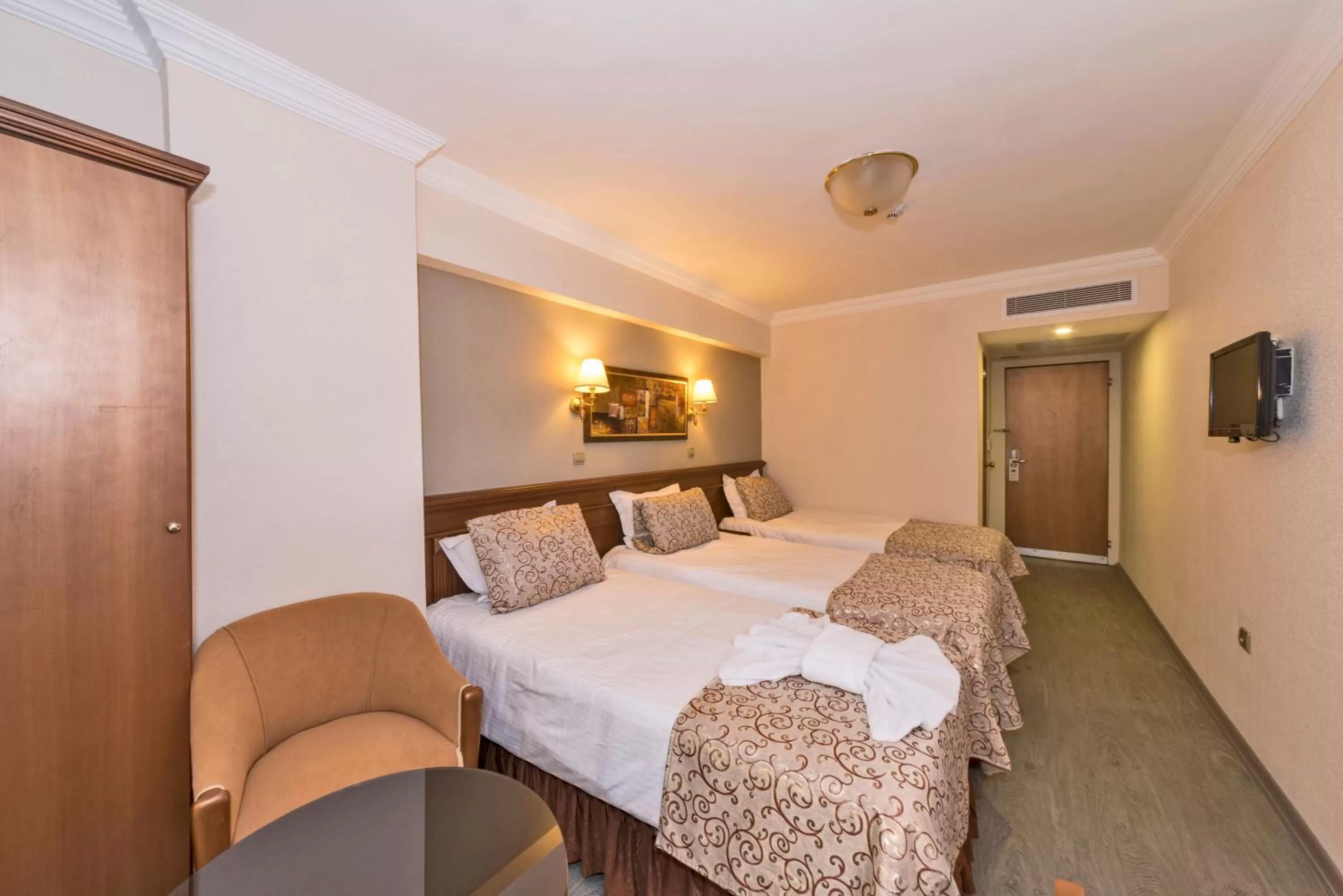 Photo of the whole room, Bed in Laleli Gonen Hotel