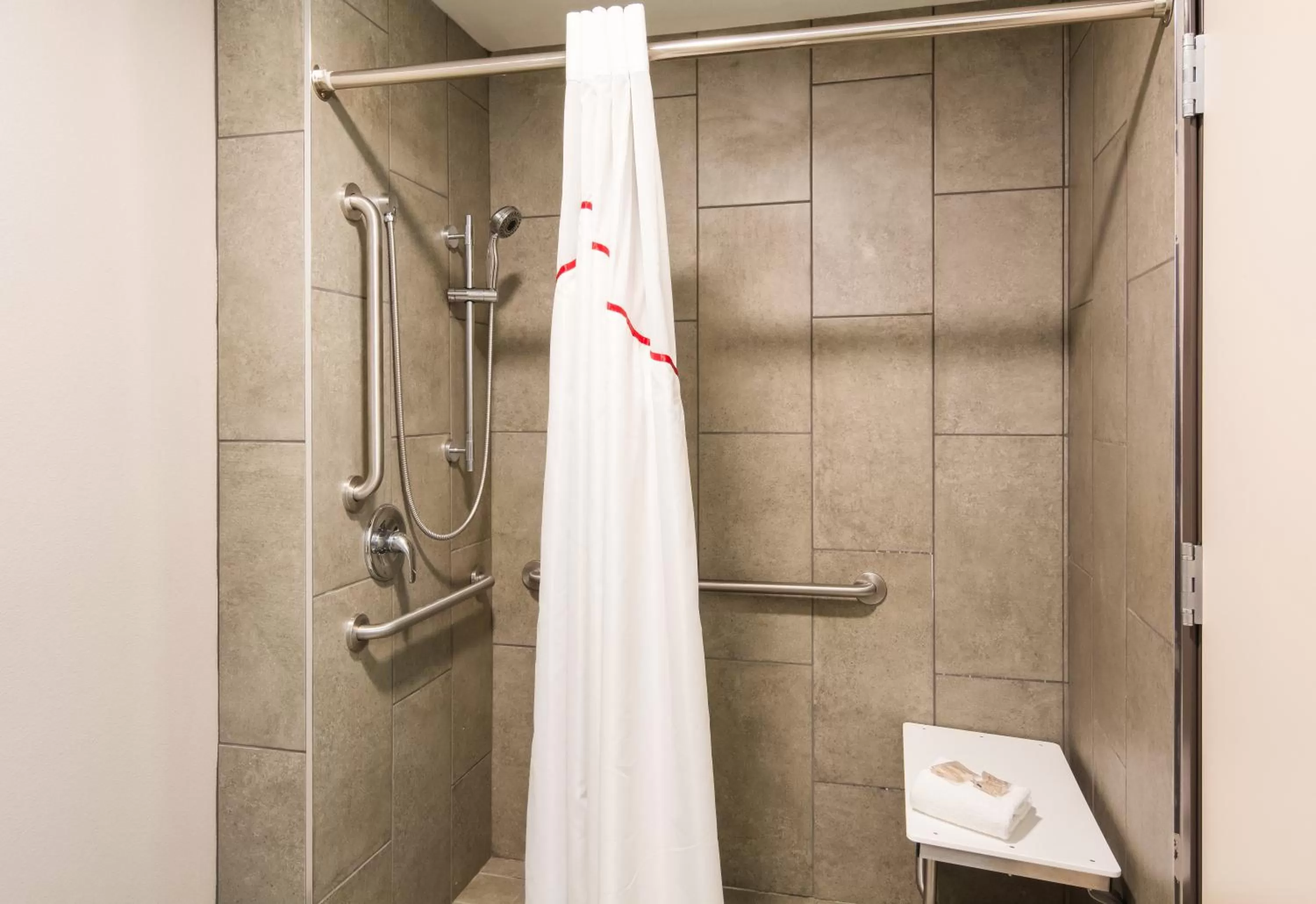 Bathroom in Red Roof Inn Chester