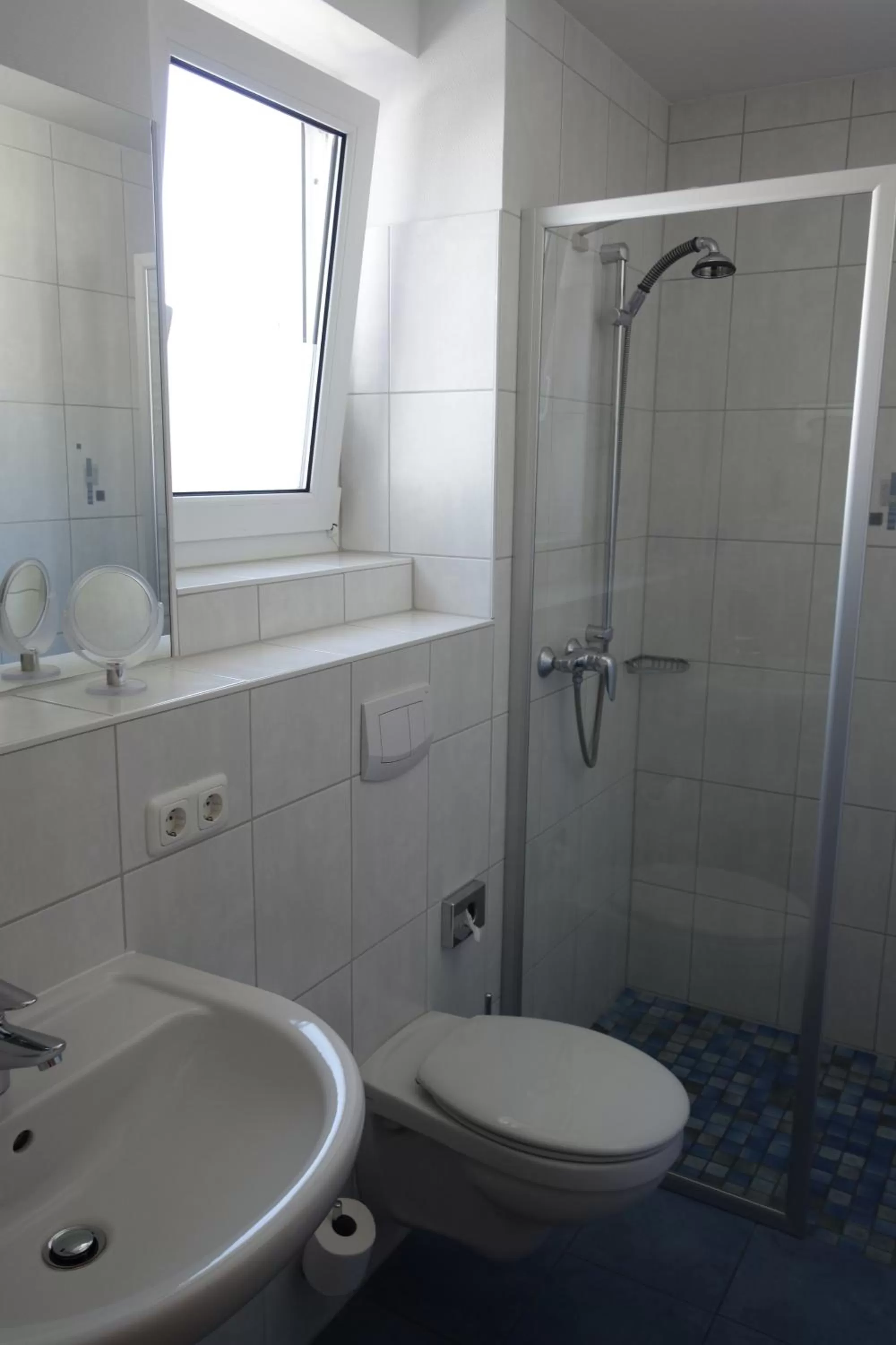 Day, Bathroom in Hotel Gästehaus Linden