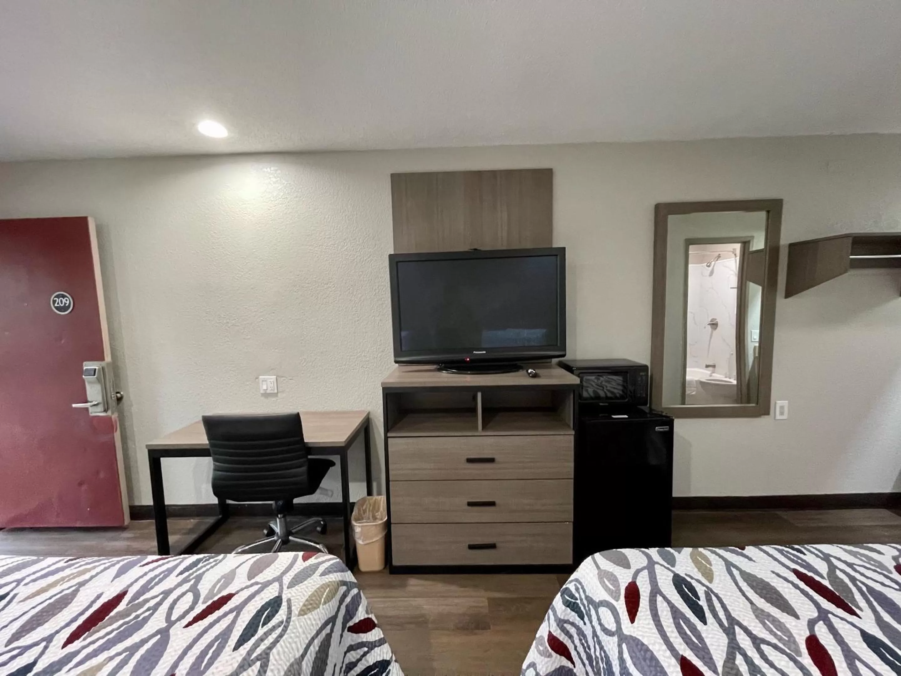 Photo of the whole room, Bed in Red Roof Inn Lafayette, LA