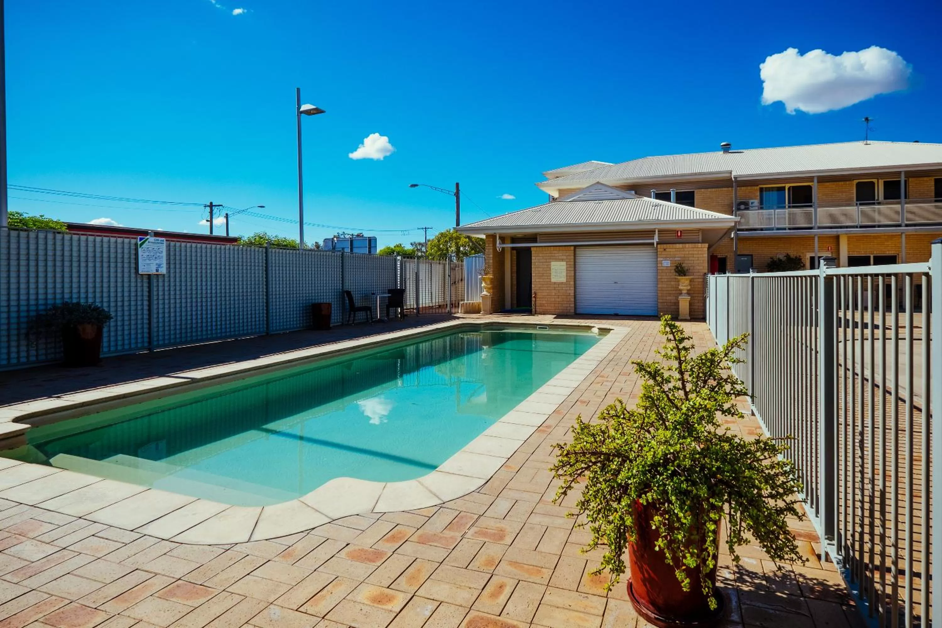 Swimming pool in Club Motor Inn