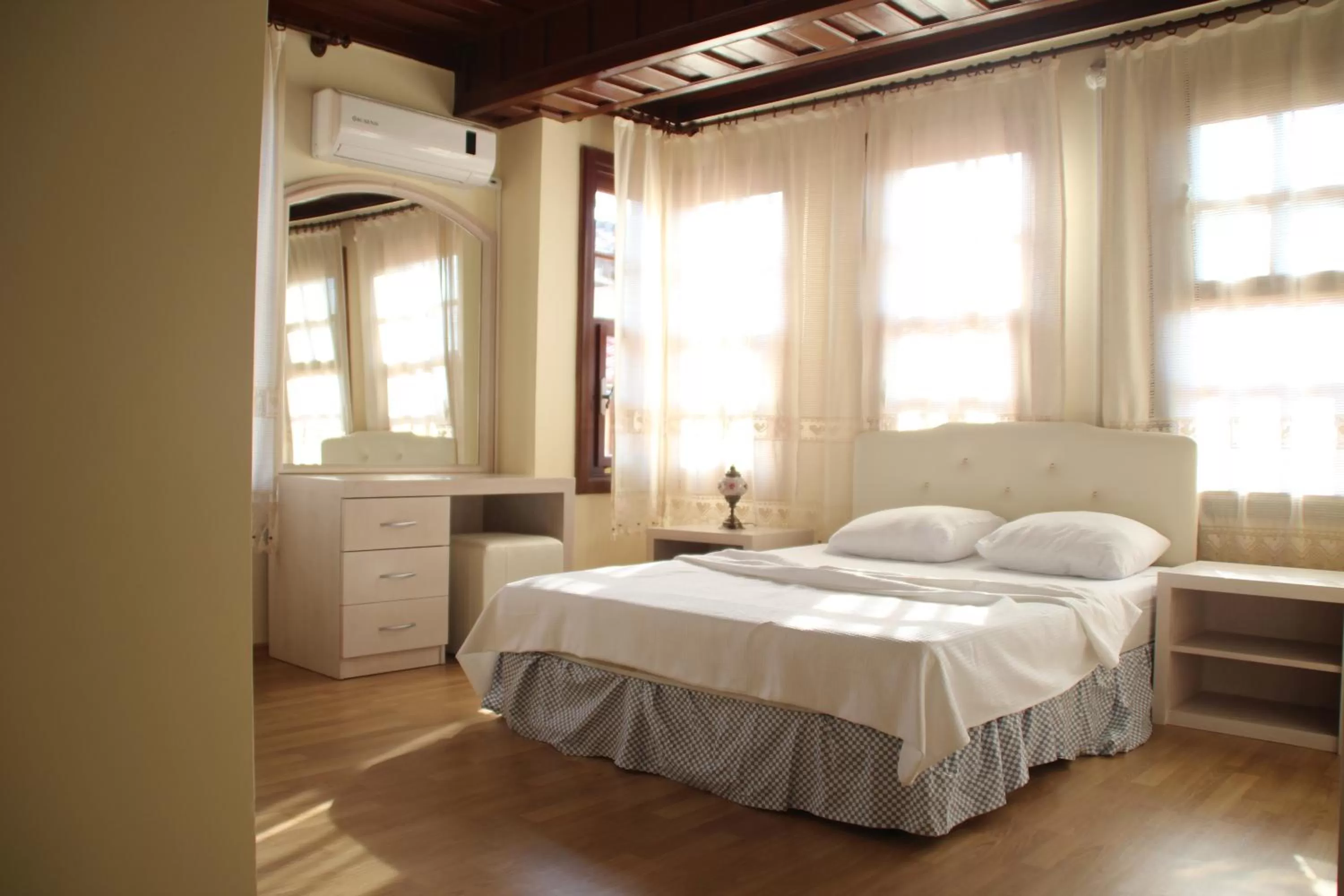 Photo of the whole room, Bed in Munchen Pension