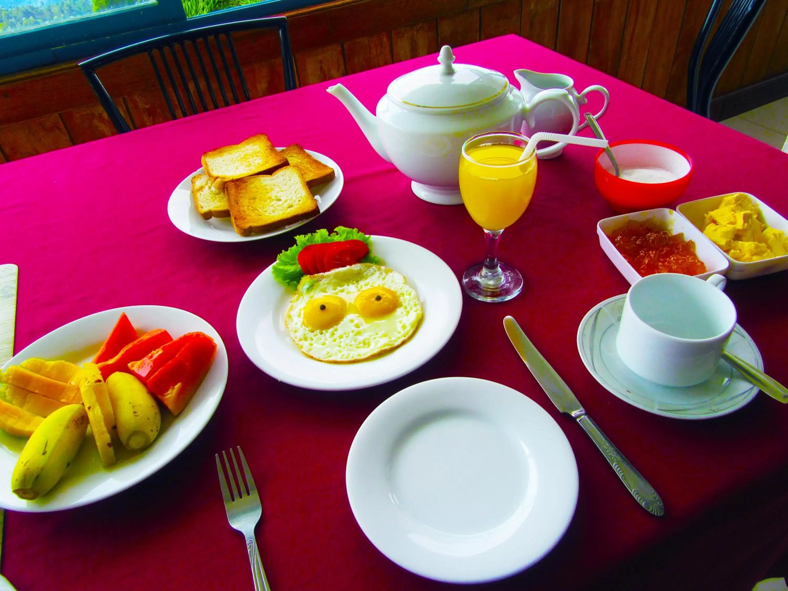 Food and drinks in Srilak View Holiday Inn