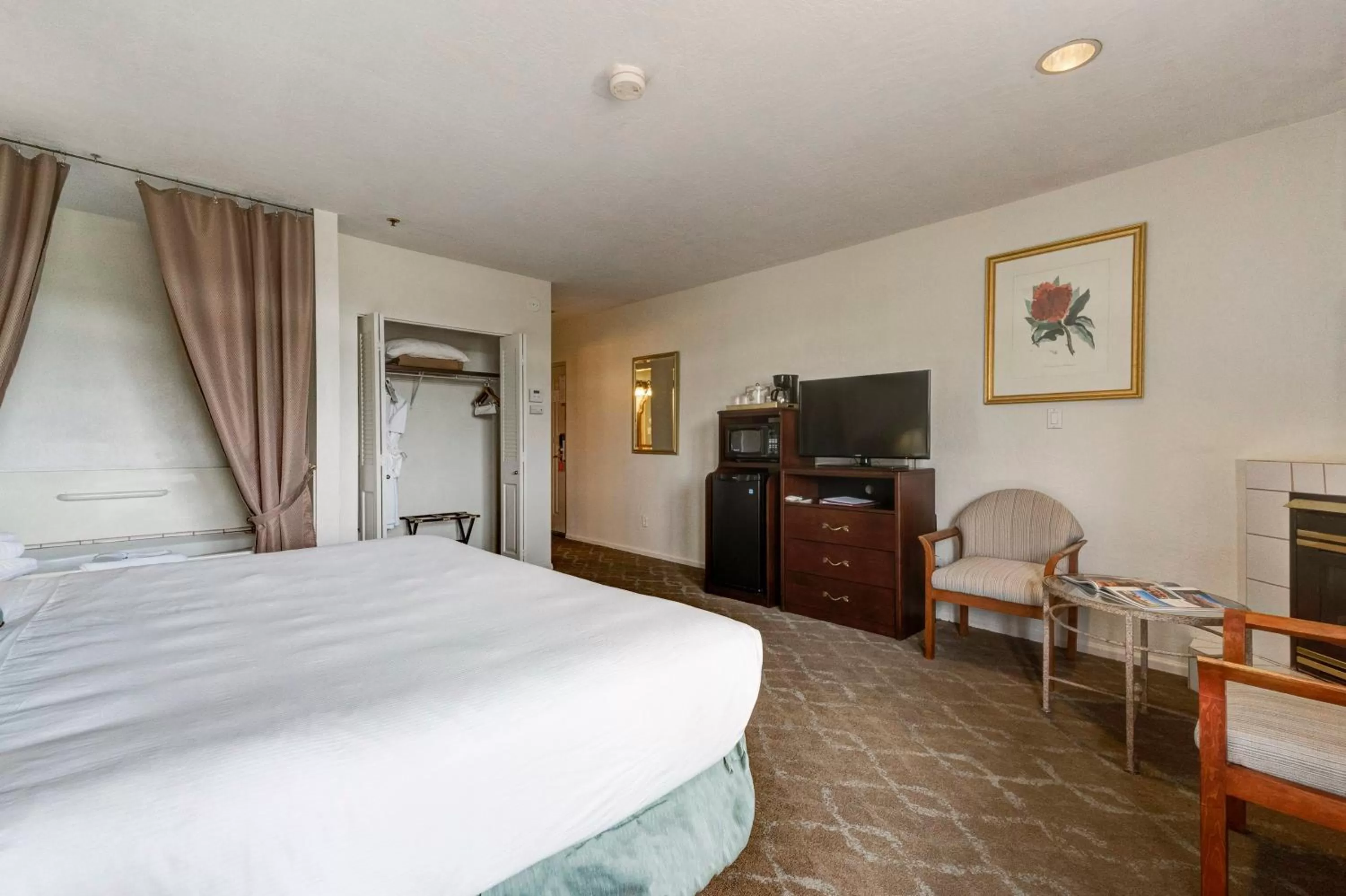 Bed in Forest Villas Hotel