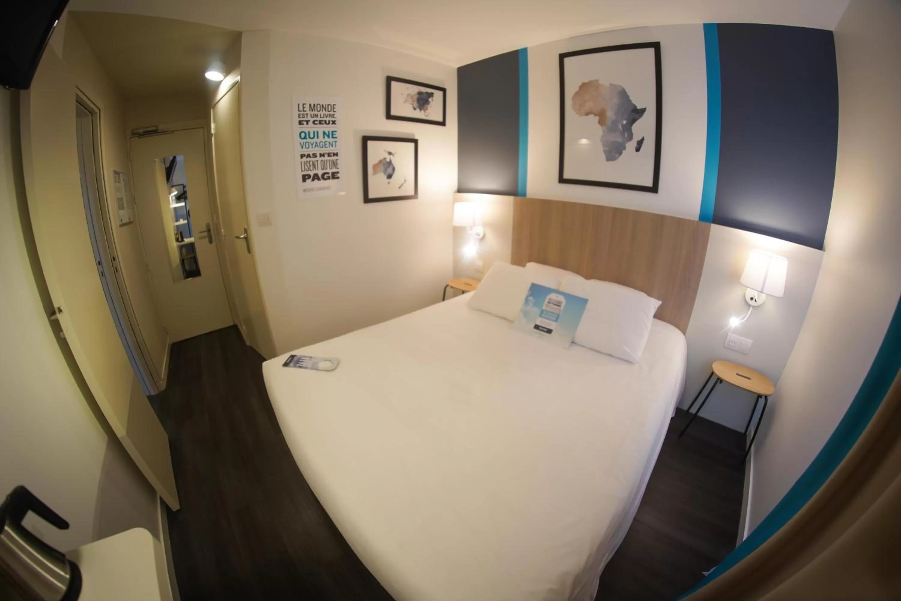 Bed in Kyriad Hôtel La Fleche