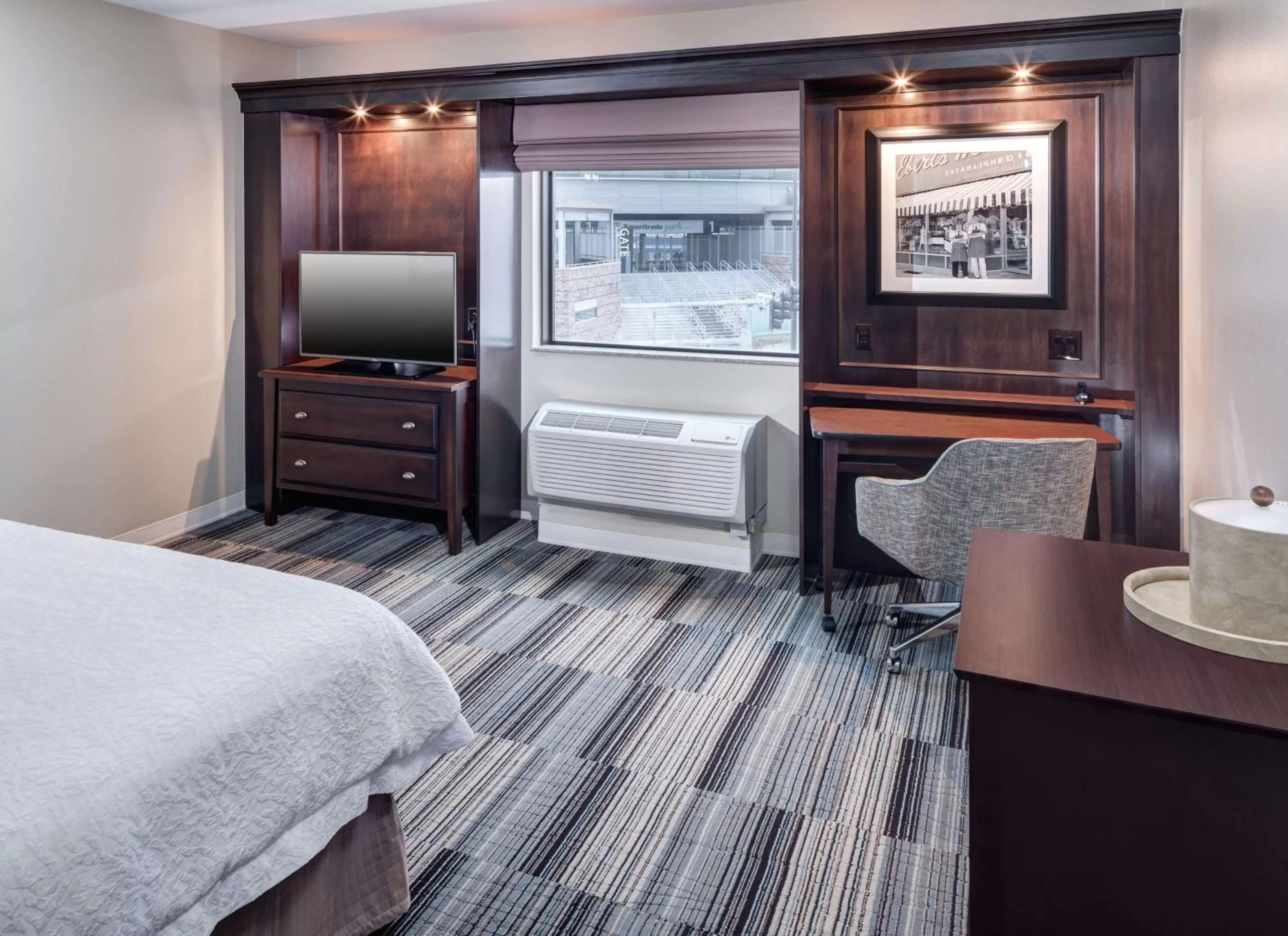 King Room - Disability Access Hearing /Non-Smoking in Hampton Inn & Suites Omaha-Downtown