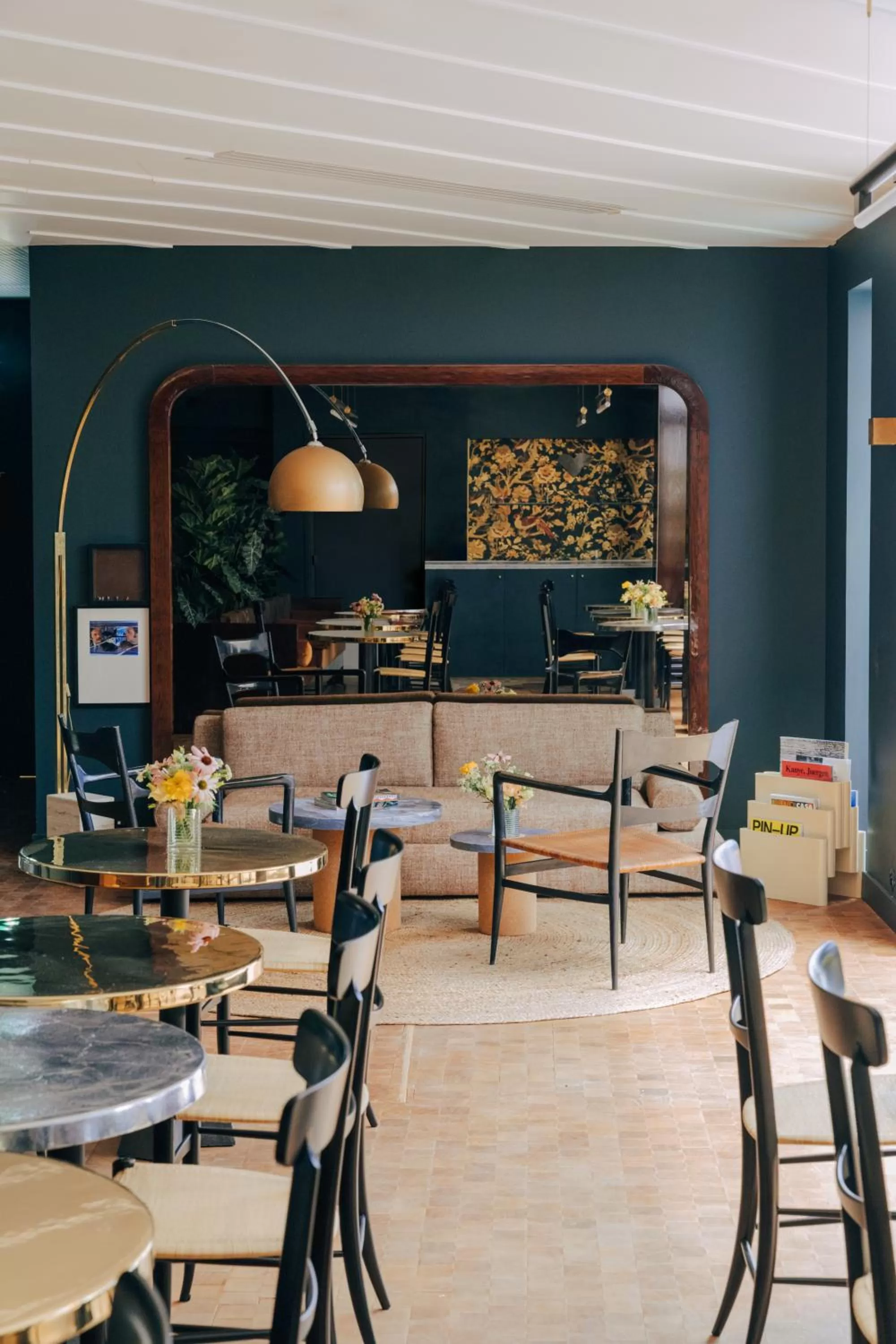 Communal lounge/ TV room in Hôtel Wallace Paris, a Member of Design Hotels