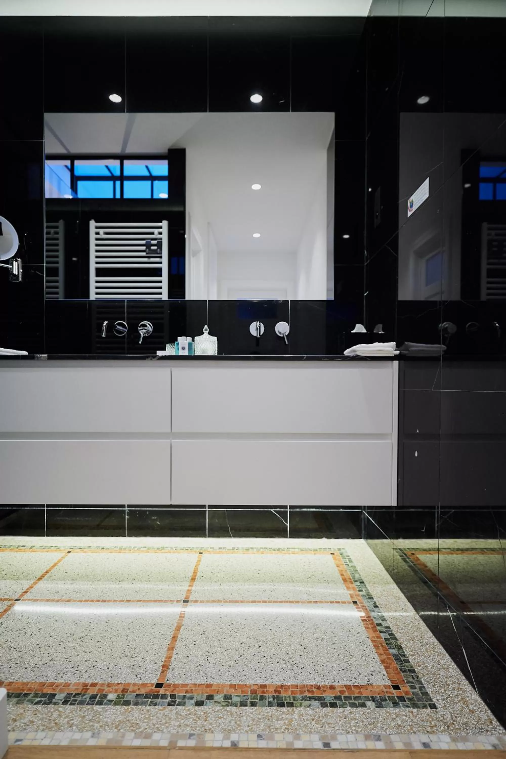 Bathroom, Lobby/Reception in B&B Suites 124