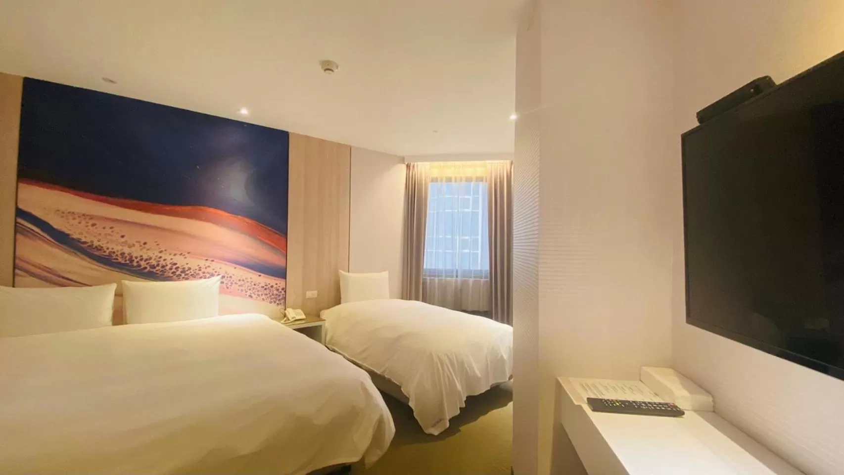 Photo of the whole room, Bed in Artinn藝築文旅-台北站前館